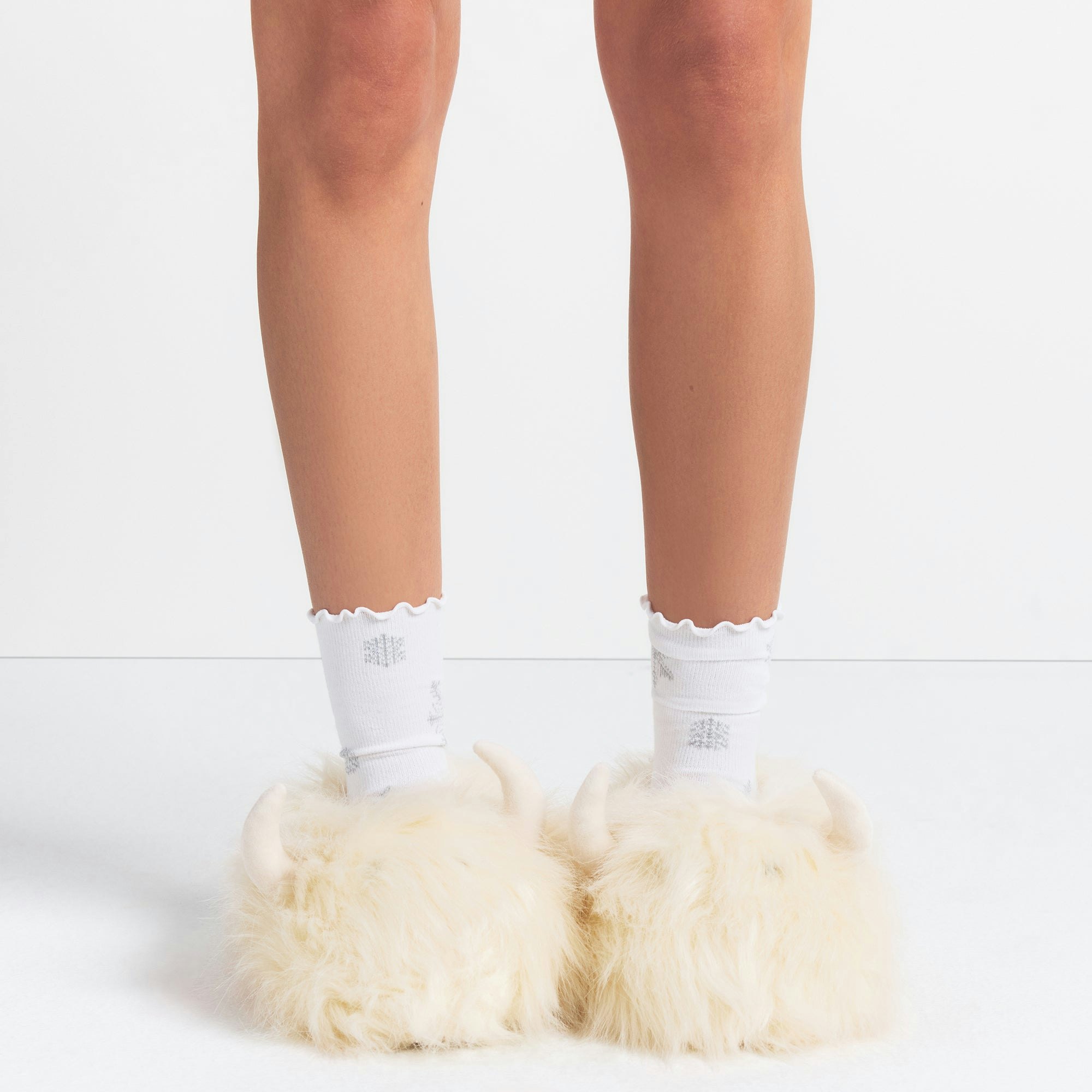 YETI SLIPPER | MARBLE ON A MODEL FRONT VIEW @ | FOCUS: 0.0, 1.0, 0.9