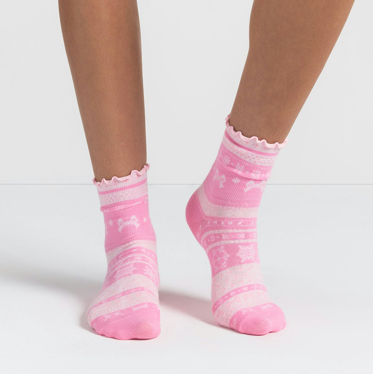 LETTUCE EDGE QUARTER CREW SOCK | BUBBLE GUM BOW FAIR ISLE ON A MODEL FRONT VIEW @ | FOCUS: 0.0, 1.0, 0.9