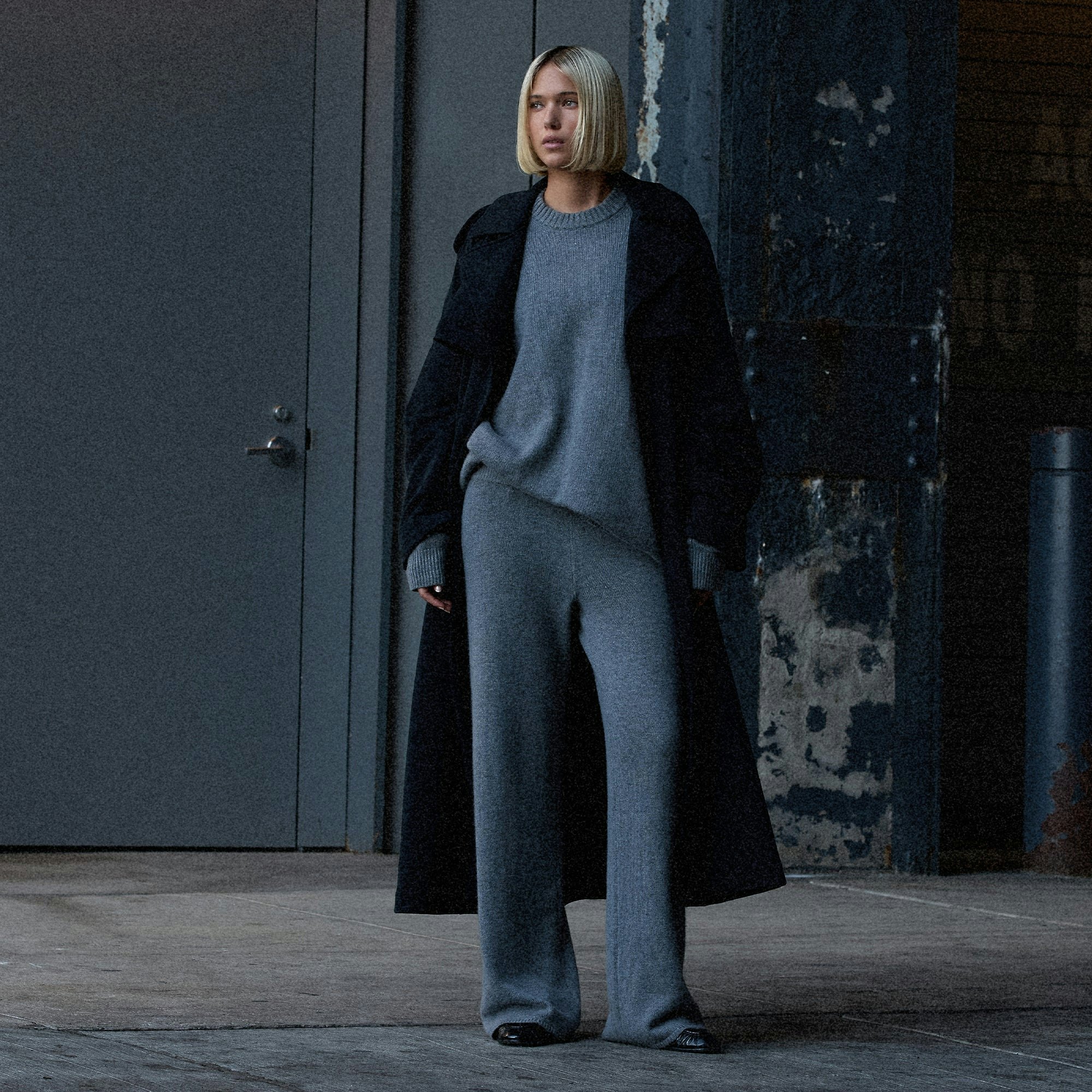 CASHMERE OVERSIZED SWEATER | DARK HEATHER GREY ON A MODEL FRONT VIEW @ | FOCUS: 0.0, 1.0, 0.9