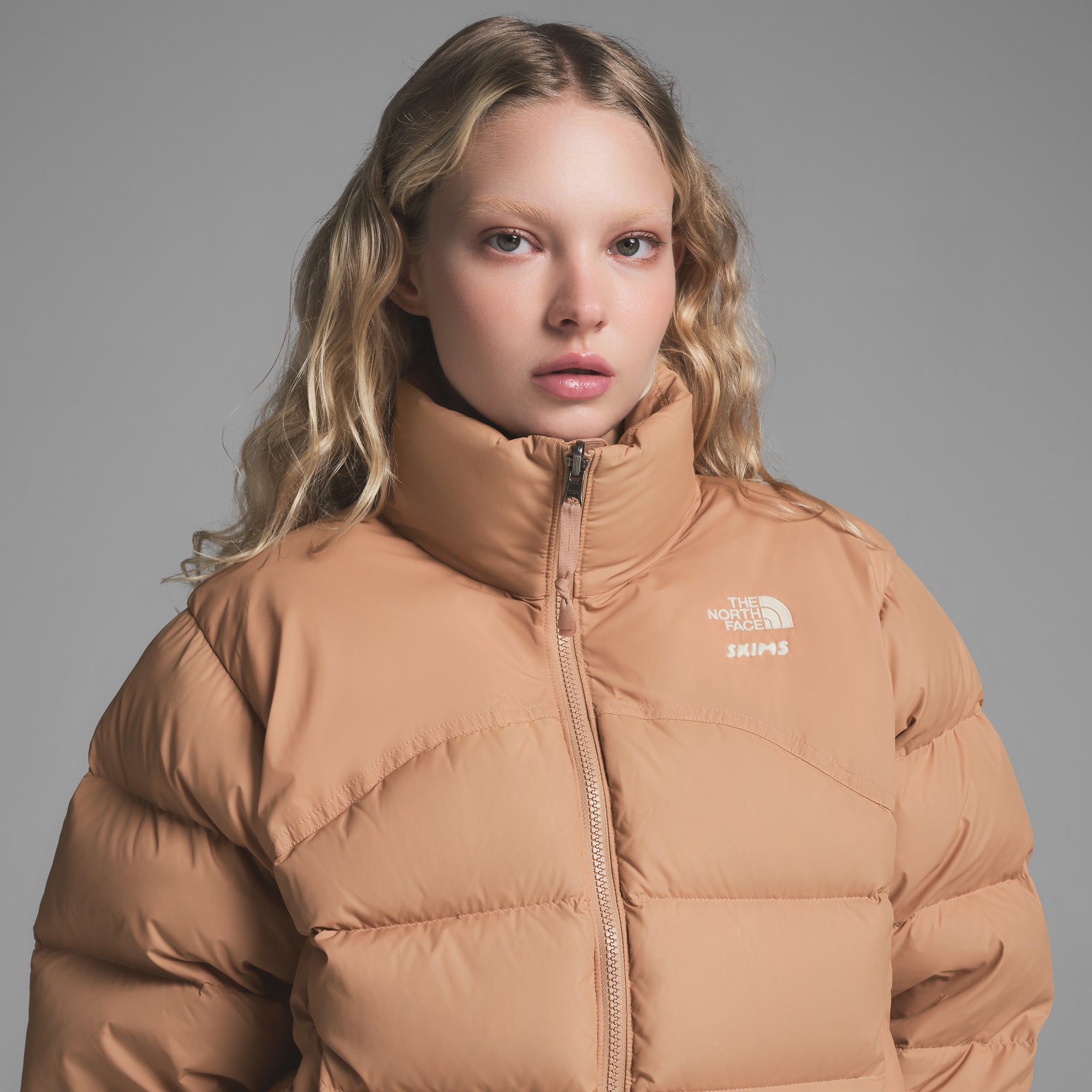 THE NORTH FACE X SKIMS 2000 RETRO NUPTSE JACKET | OCHRE | XXS