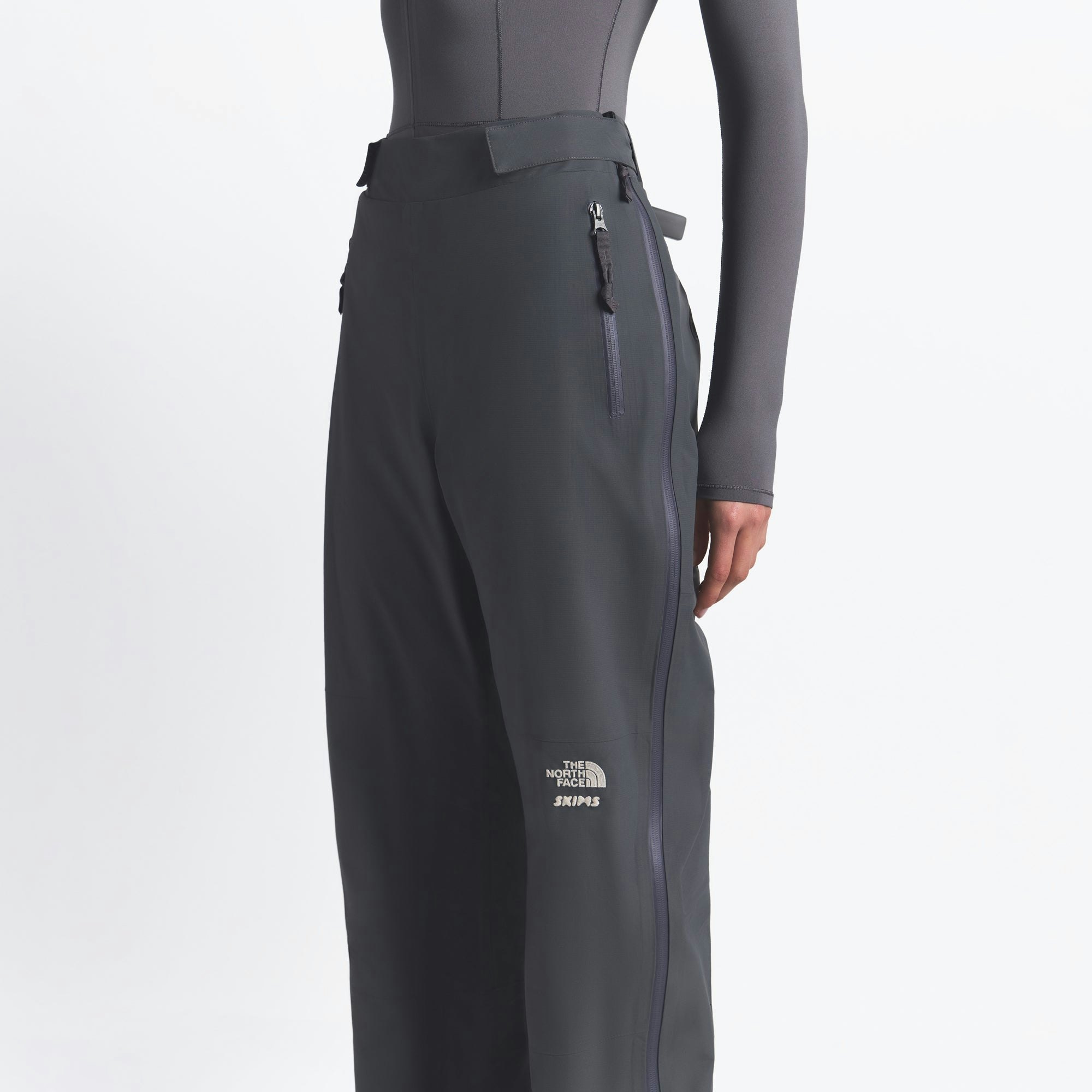 THE NORTH FACE X SKIMS SEAM TAPE PANT | GUNMETAL ON A MODEL FRONT VIEW @ | FOCUS: 0.0, 1.0, 0.9