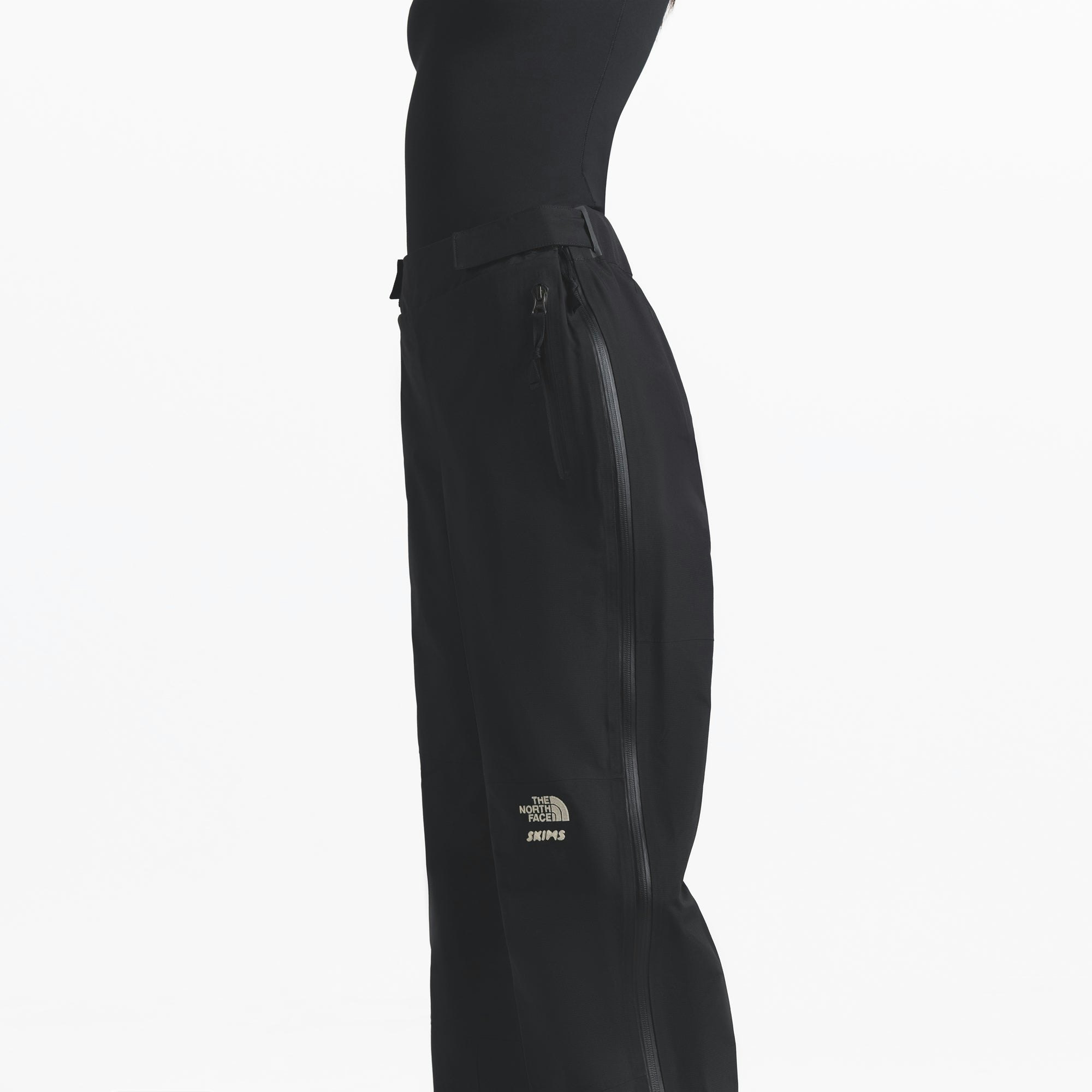 THE NORTH FACE X SKIMS SEAM TAPE PANT | ONYX ON A MODEL FRONT VIEW @ | FOCUS: 0.0, 1.0, 0.9