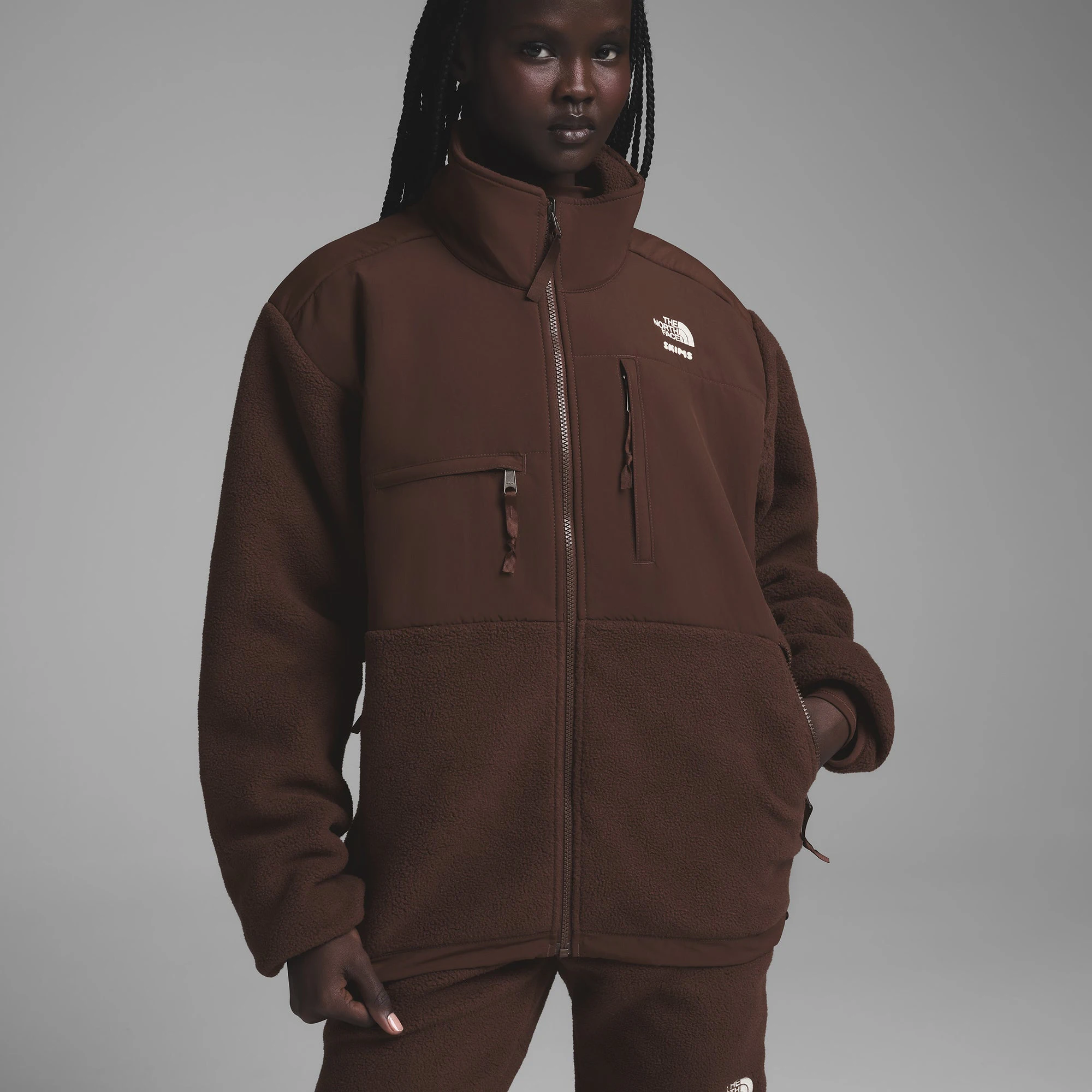 THE NORTH FACE X SKIMS 1995 RETRO DENALI FLEECE JACKET | COCOA ON A MODEL FRONT VIEW
