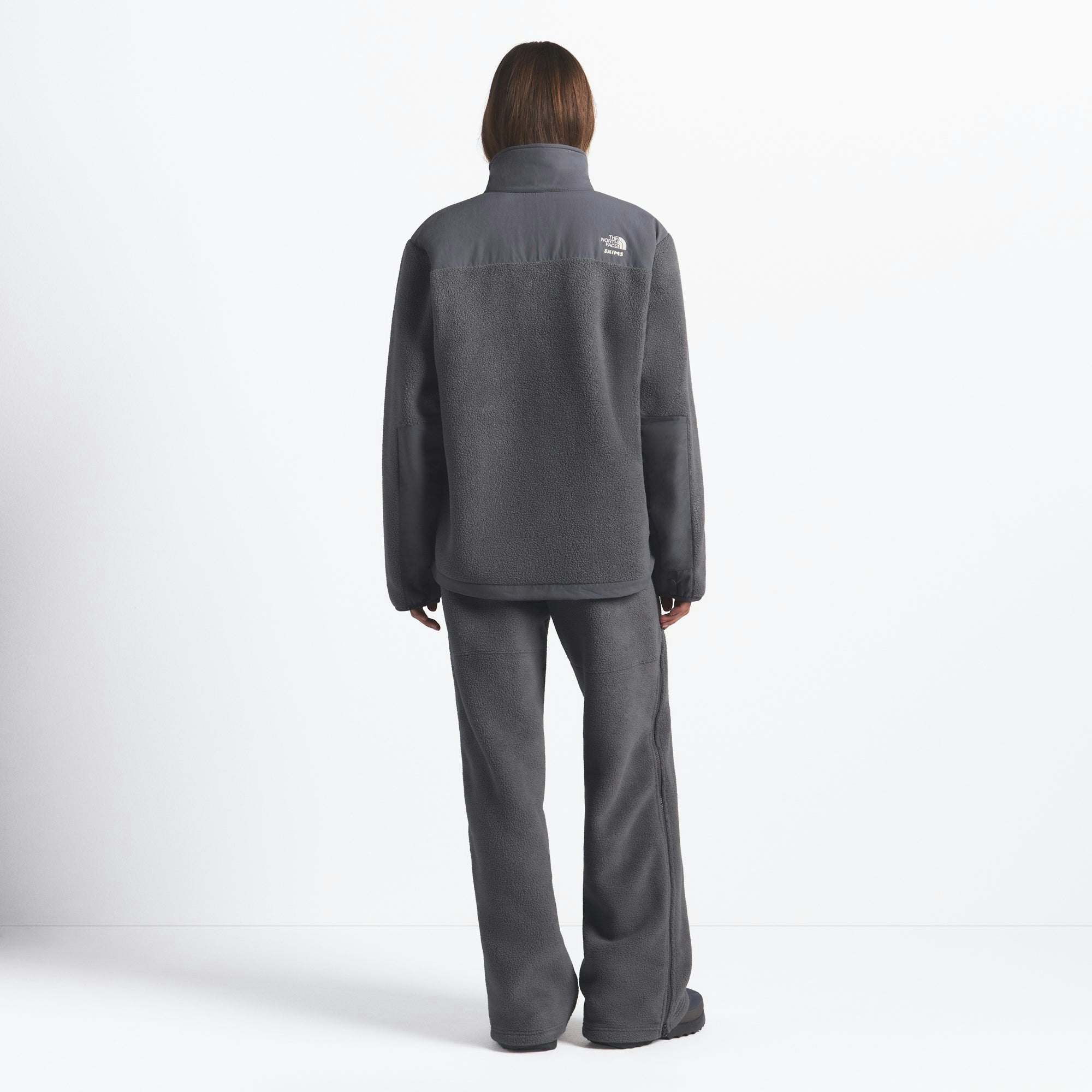 THE NORTH FACE X SKIMS 1995 DENALI FLEECE JACKET | GUNMETAL ON A MODEL FRONT VIEW @ | FOCUS: 0.0, 1.0, 0.9