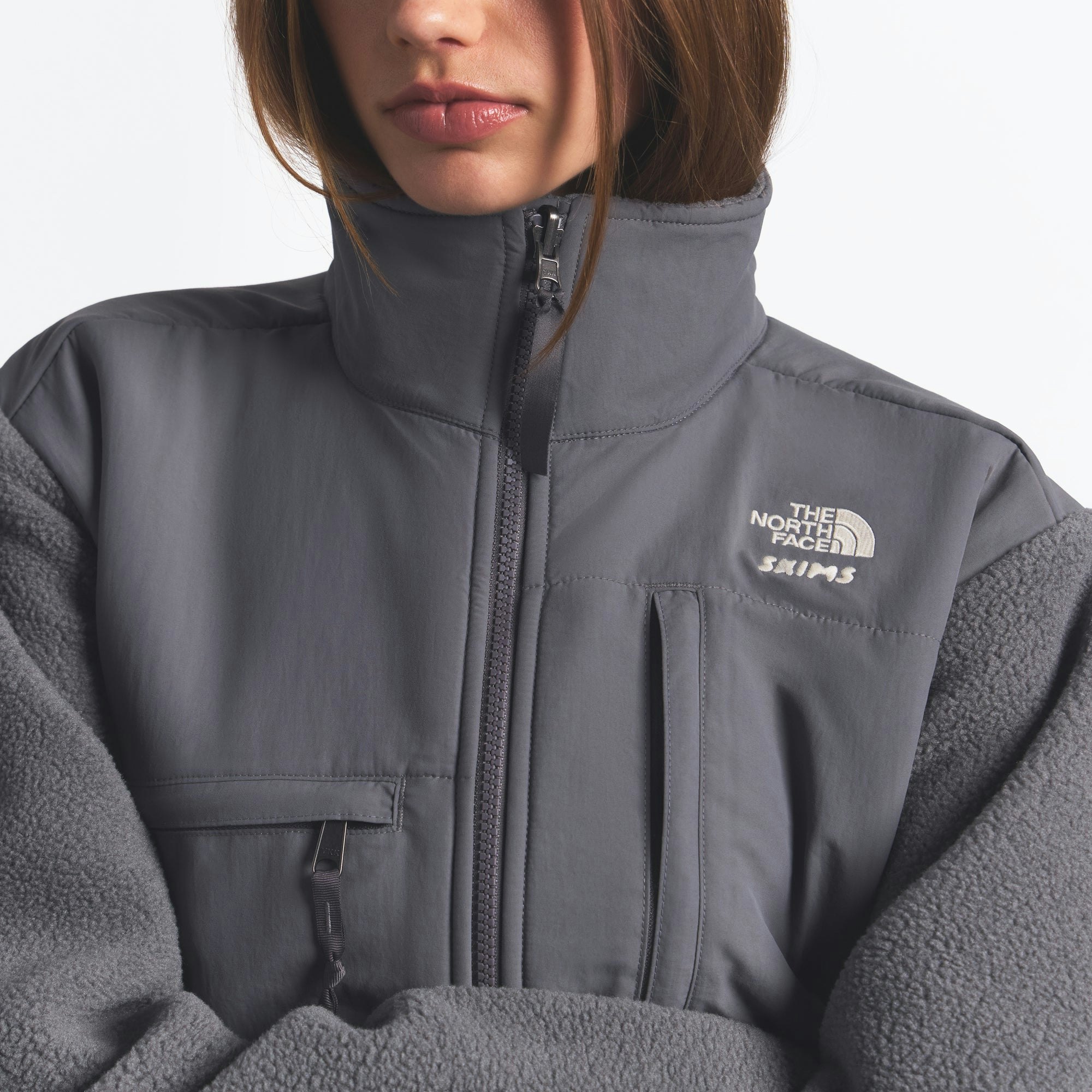 THE NORTH FACE X SKIMS 1995 DENALI FLEECE JACKET | GUNMETAL ON A MODEL FRONT VIEW @ | FOCUS: 0.0, 1.0, 0.9