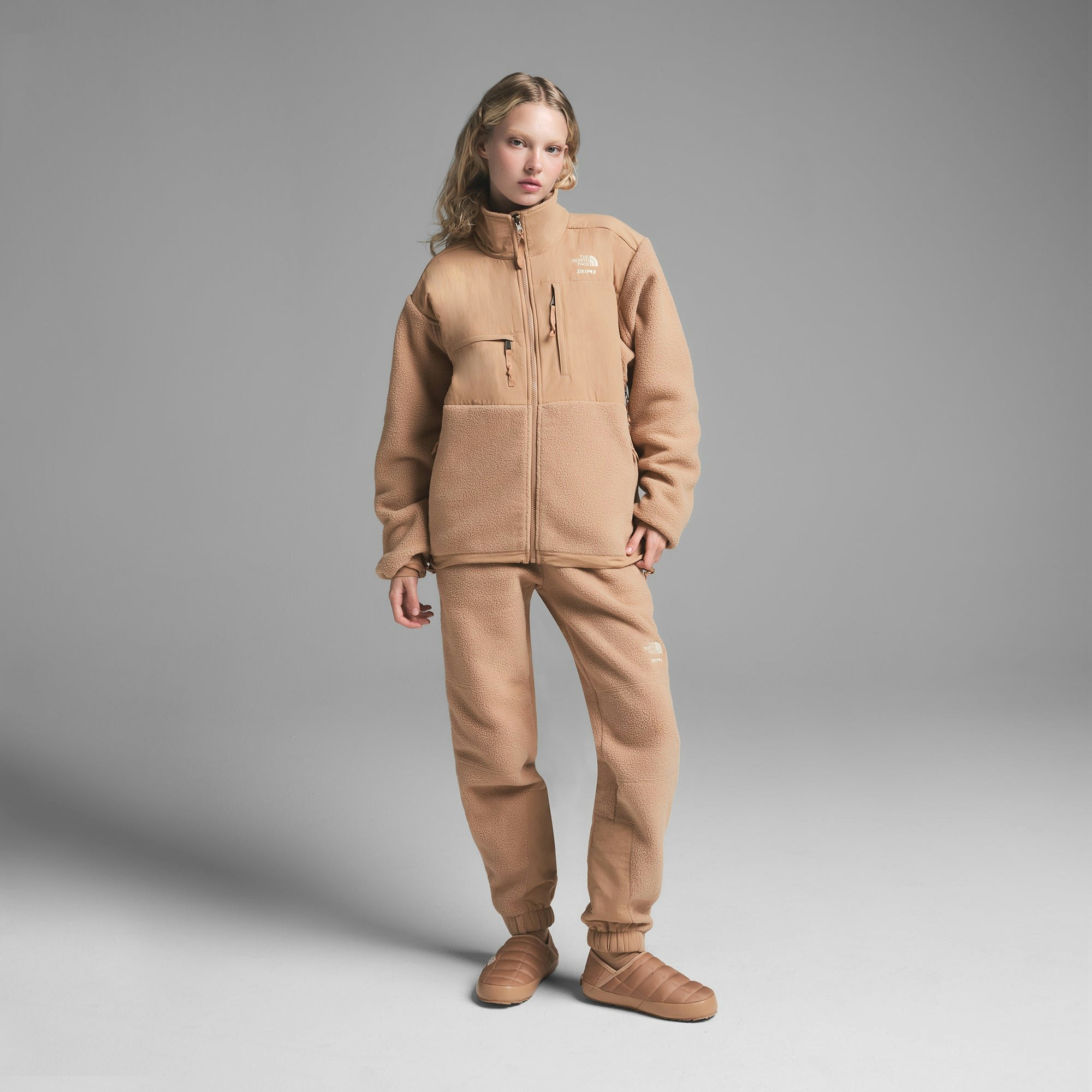 THE NORTH FACE X SKIMS 1995 RETRO DENALI FLEECE JACKET | OCHRE ON A MODEL FRONT VIEW