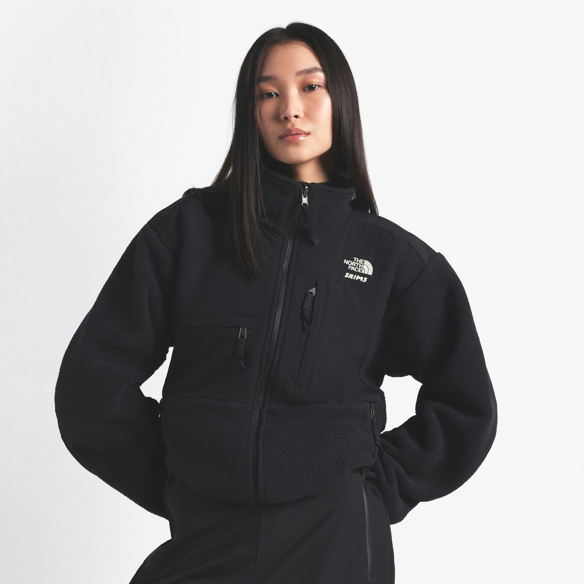 THE NORTH FACE X SKIMS 1995 DENALI FLEECE JACKET | ONYX ON A MODEL FRONT VIEW @ | FOCUS: 0.0, 1.0, 0.9