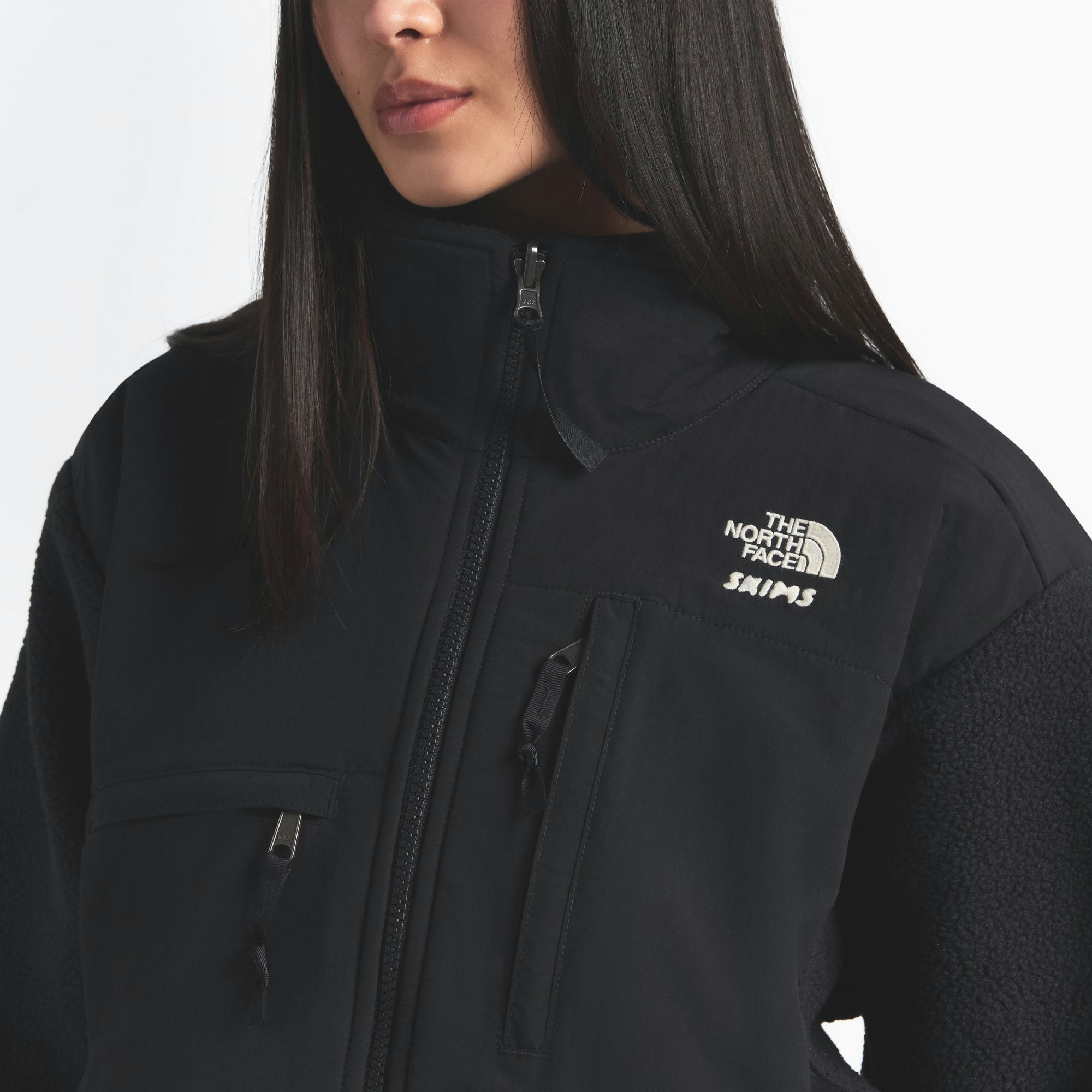 THE NORTH FACE X SKIMS 1995 DENALI FLEECE JACKET | ONYX ON A MODEL FRONT VIEW @ | FOCUS: 0.0, 1.0, 0.9