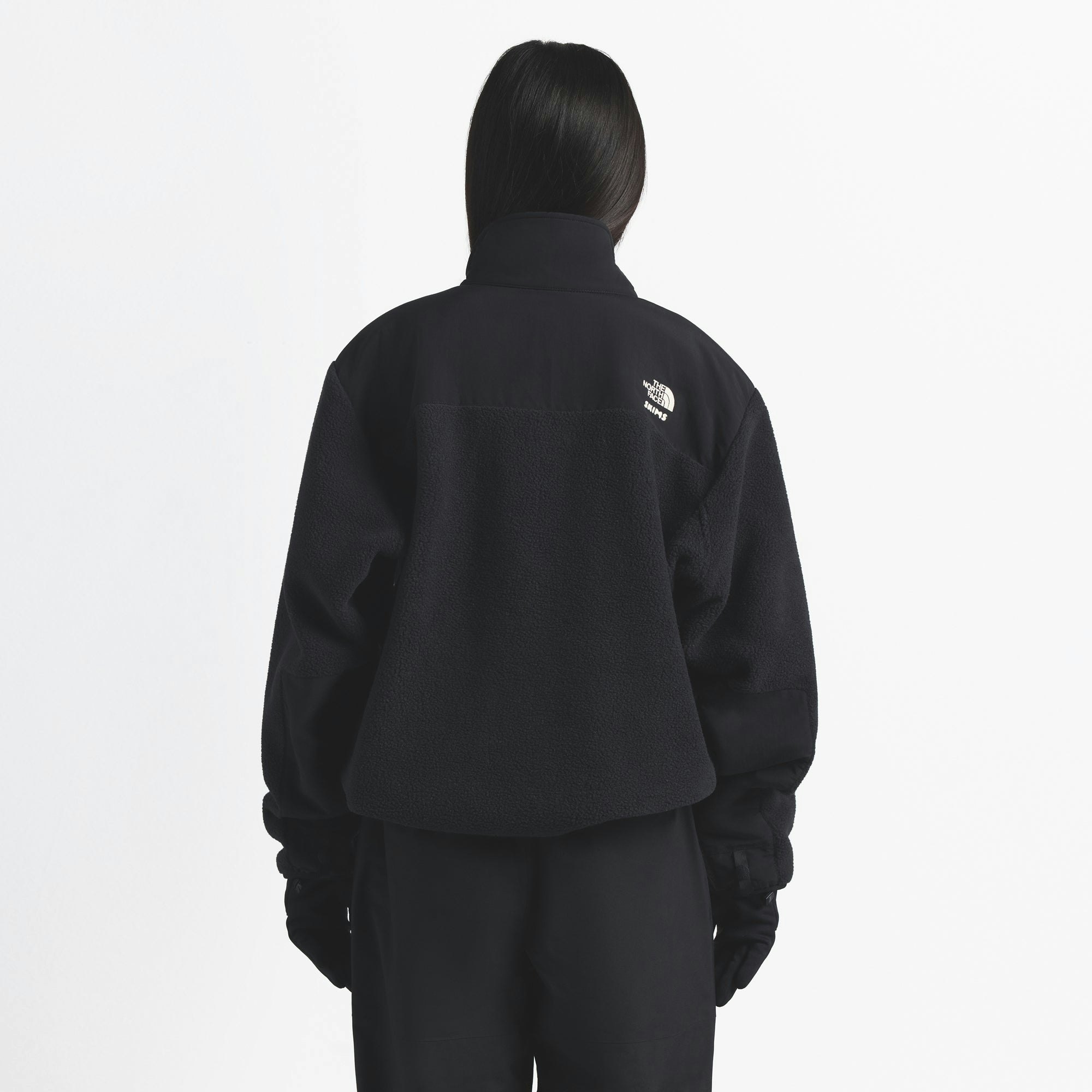 THE NORTH FACE X SKIMS 1995 DENALI FLEECE JACKET | ONYX ON A MODEL FRONT VIEW @ | FOCUS: 0.0, 1.0, 0.9