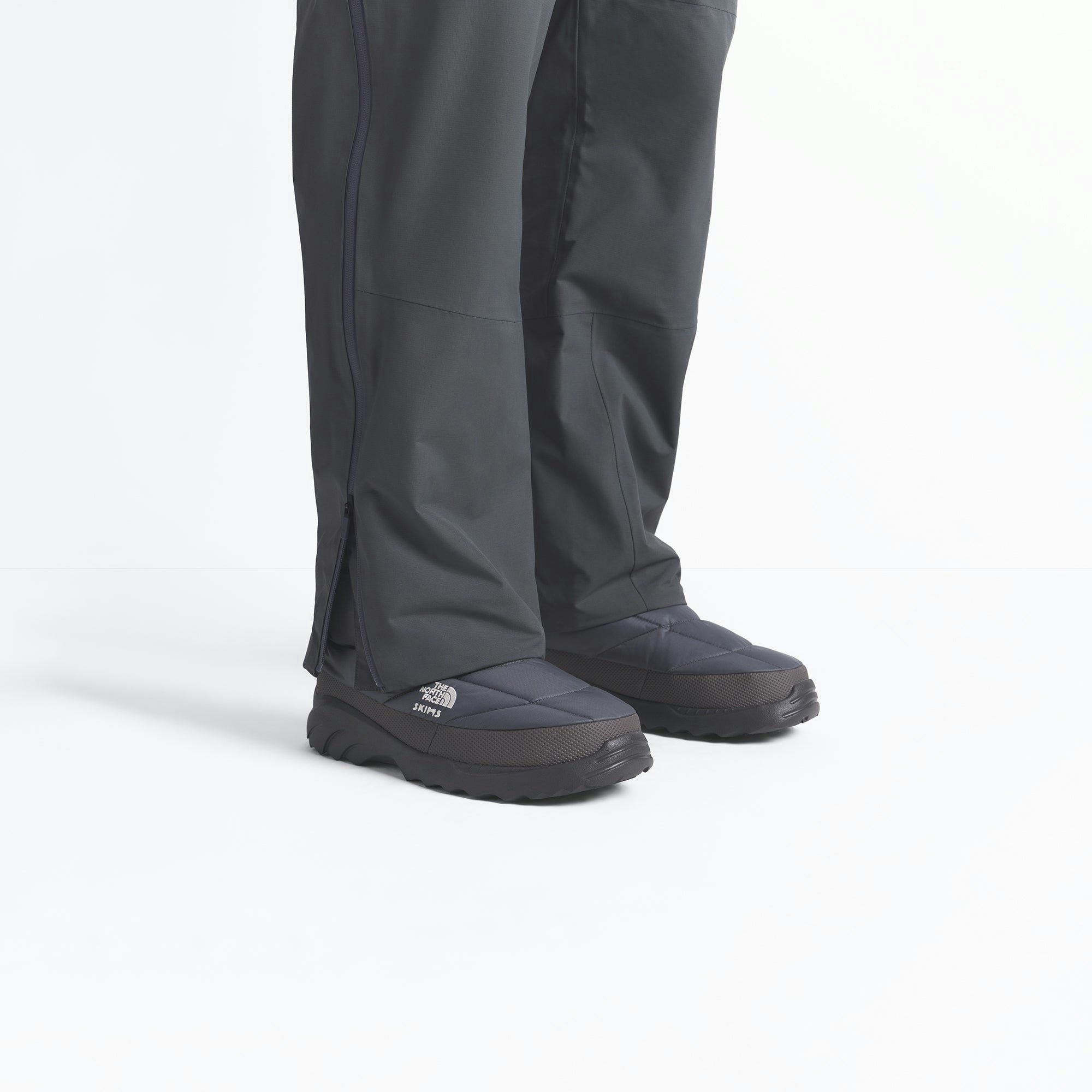 THE NORTH FACE X SKIMS NUPTSE TRACTION CHUKKA | GUNMETAL ON A MODEL FRONT VIEW @ | FOCUS: 0.0, 1.0, 0.9