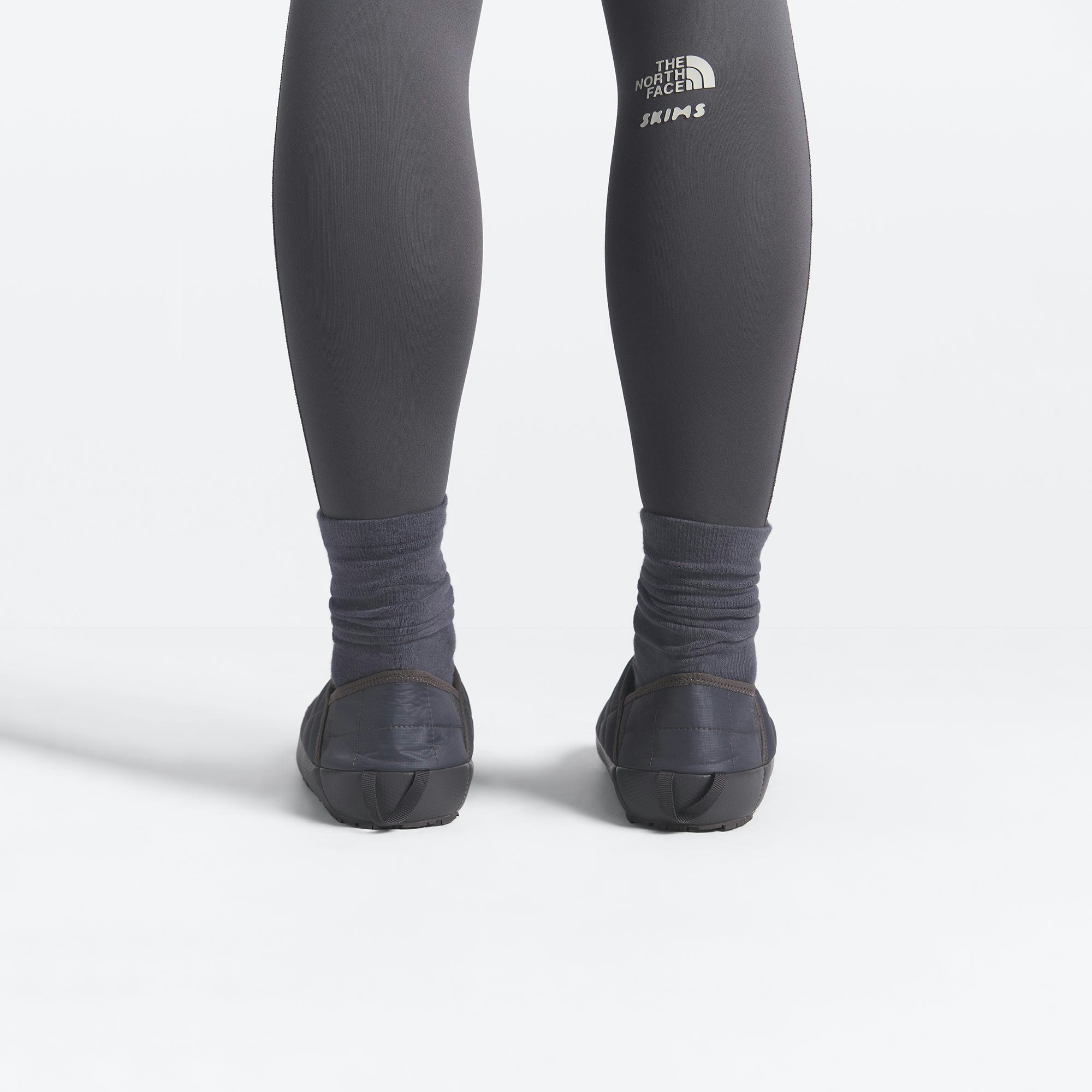 THE NORTH FACE X SKIMS THERMOBALL TRACTION MULE V | GUNMETAL ON A MODEL BACK VIEW @ | FOCUS: 0.0, 1.0, 0.9