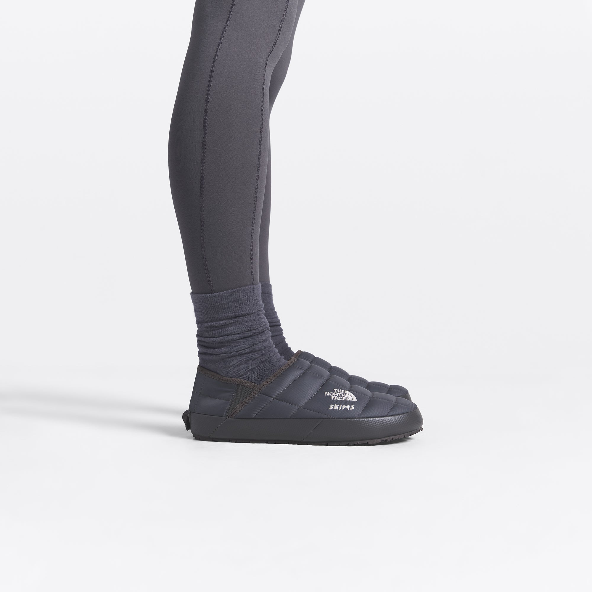 THE NORTH FACE X SKIMS THERMOBALL TRACTION MULE V | GUNMETAL ON A MODEL FRONT VIEW @ | FOCUS: 0.0, 1.0, 0.9
