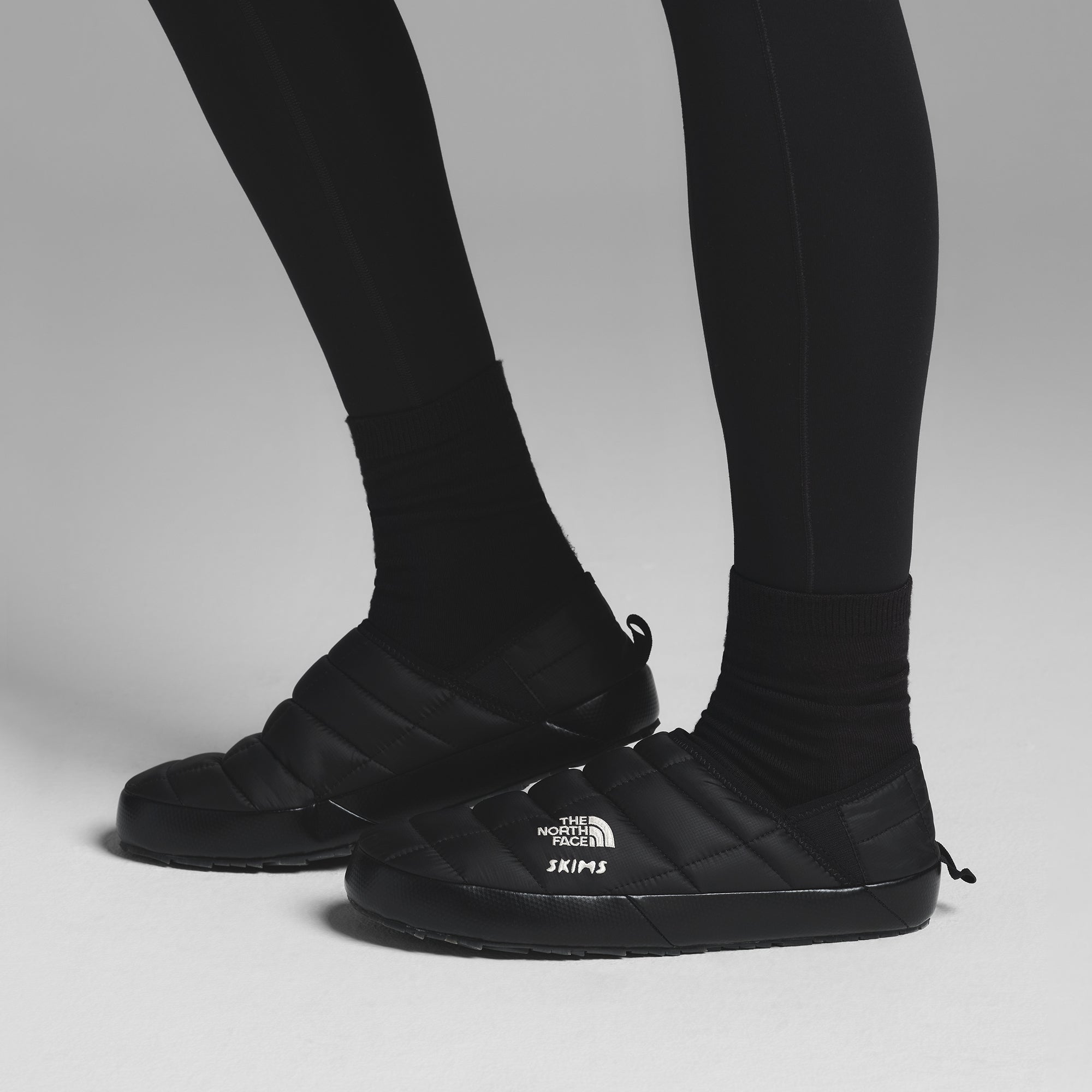 THE NORTH FACE X SKIMS THERMOBALL TRACTION MULES V | ONYX