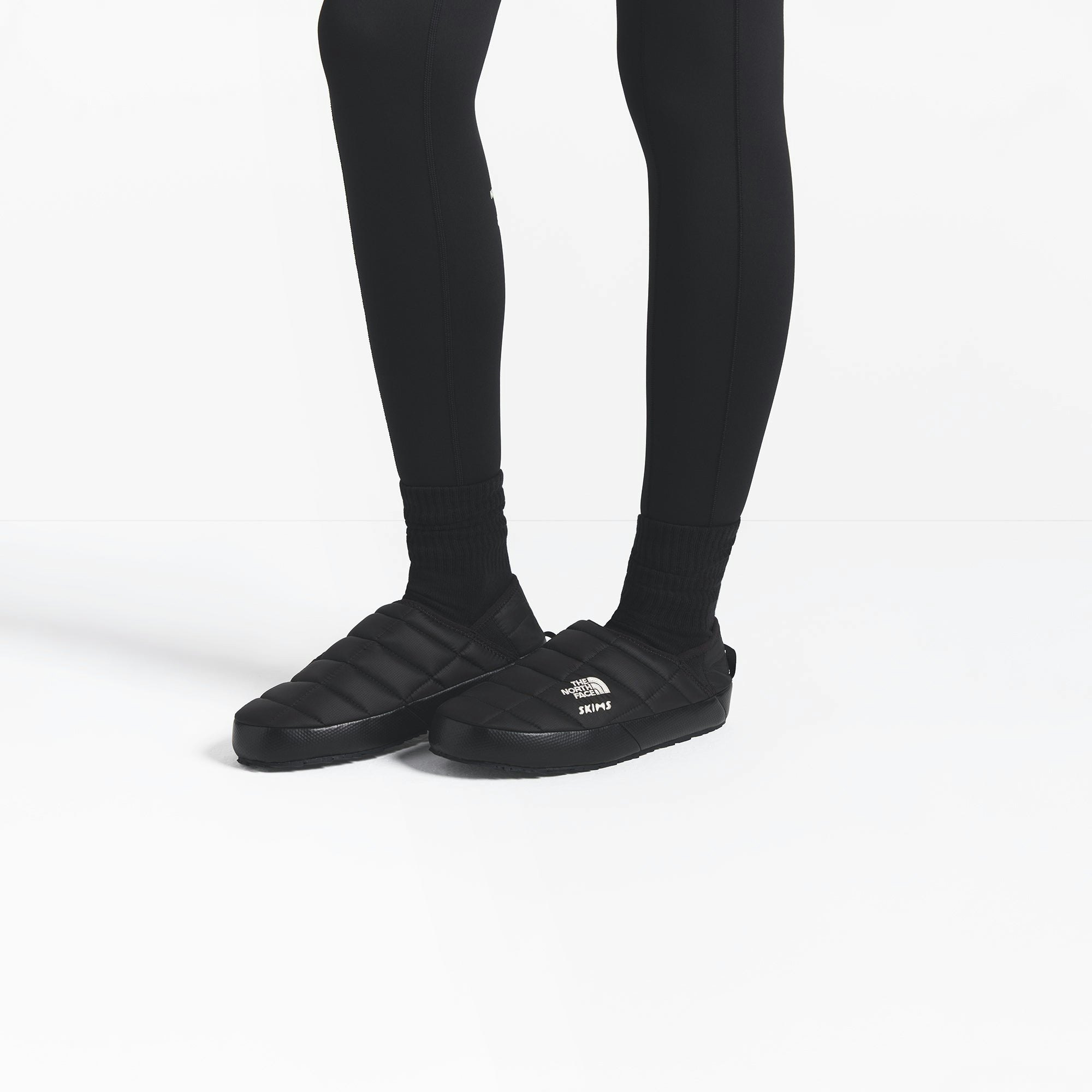 THE NORTH FACE X SKIMS THERMOBALL TRACTION MULE V | ONYX ON A MODEL FRONT VIEW @ | FOCUS: 0.0, 1.0, 0.9