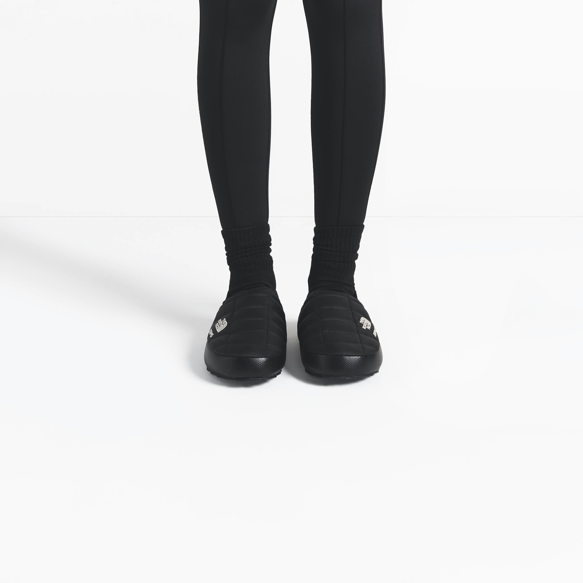 THE NORTH FACE X SKIMS THERMOBALL TRACTION MULE V | ONYX ON A MODEL FRONT VIEW @ | FOCUS: 0.0, 1.0, 0.9