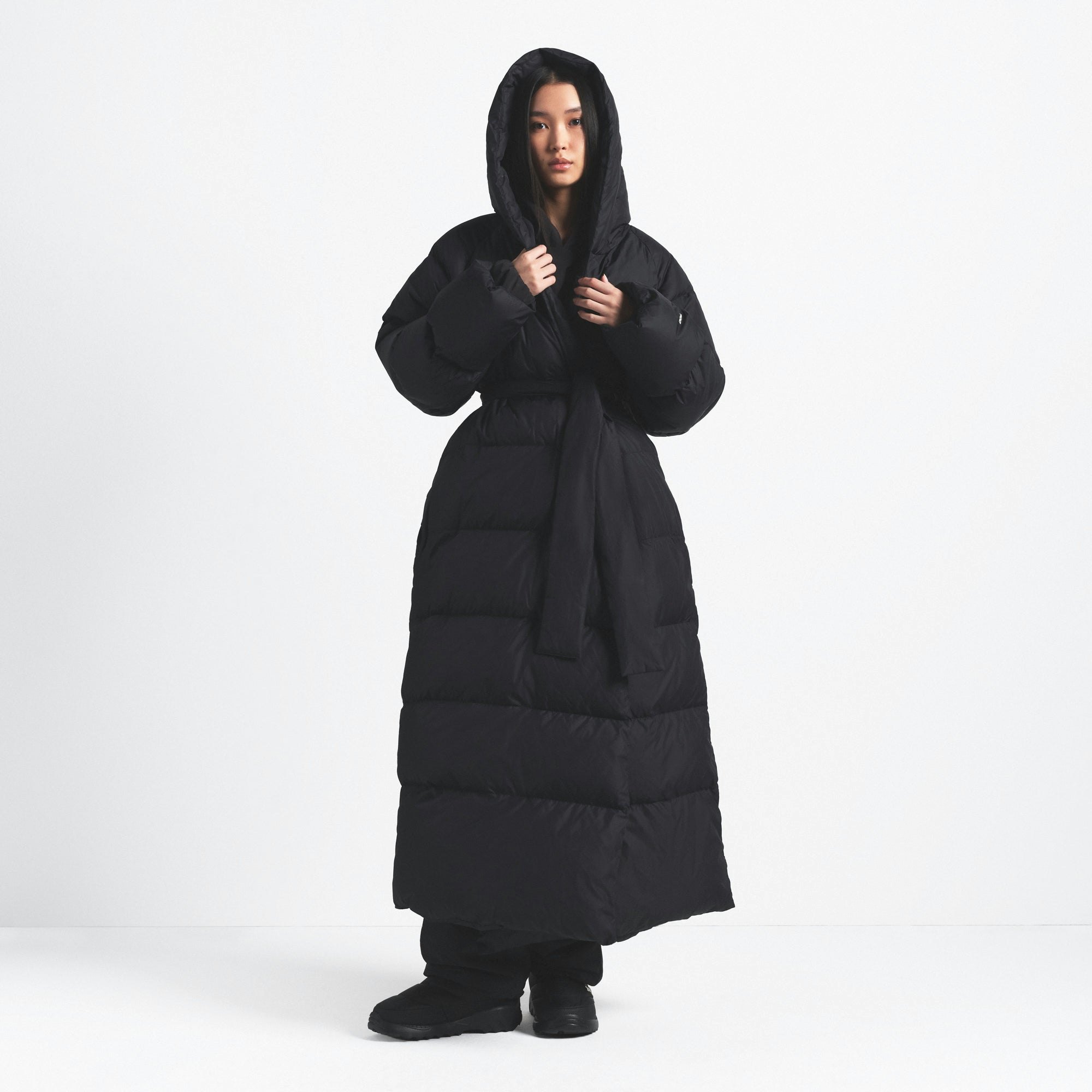 THE NORTH FACE X SKIMS NUPTSE WRAP PARKA | ONYX ON A MODEL FRONT VIEW @ | FOCUS: 0.0, 1.0, 0.9