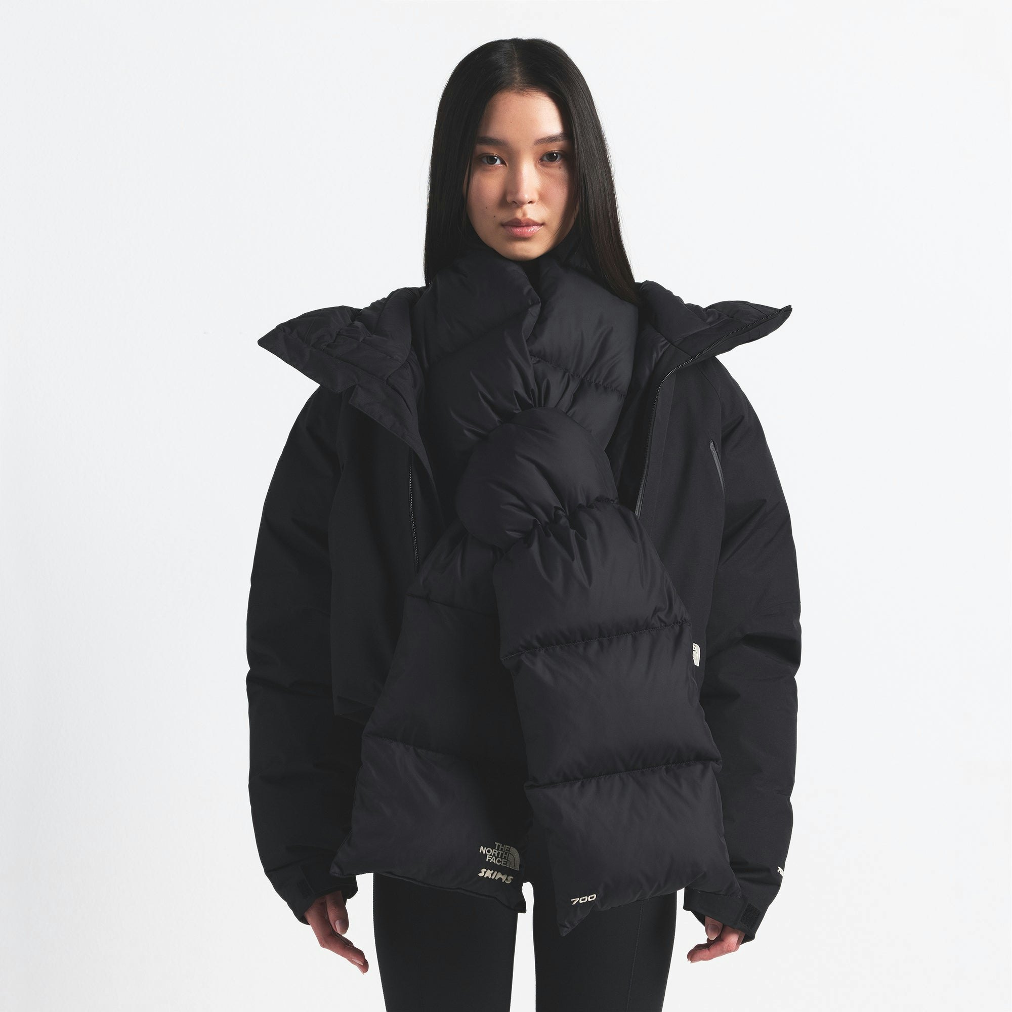 THE NORTH FACE X SKIMS NUPTSE SCARF | ONYX ON A MODEL FRONT VIEW @ | FOCUS: 0.0, 1.0, 0.9