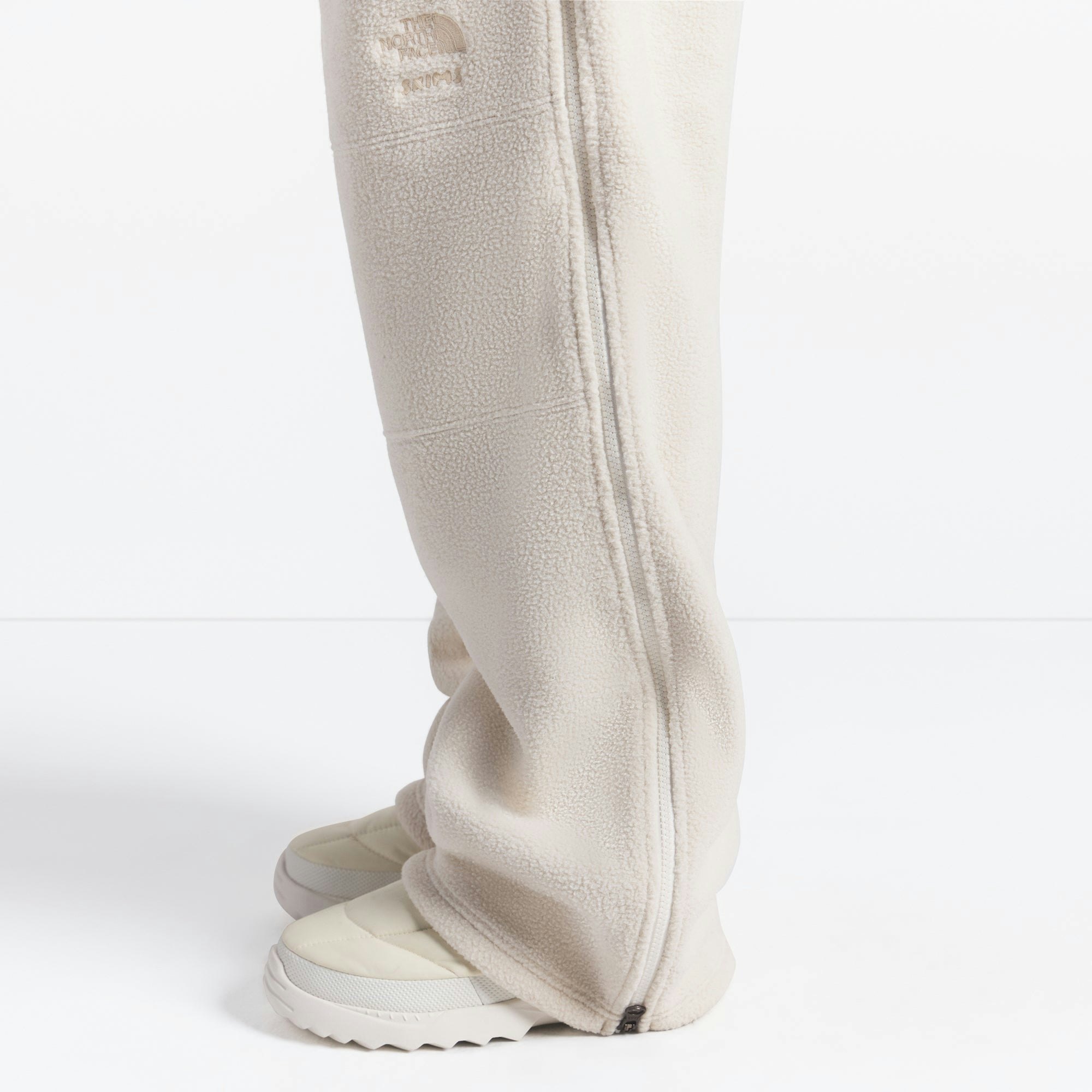 THE NORTH FACE X SKIMS 1995 DENALI FLEECE STRAIGHT LEG PANT | BONE ON A MODEL FRONT VIEW @ | FOCUS: 0.0, 1.0, 0.9