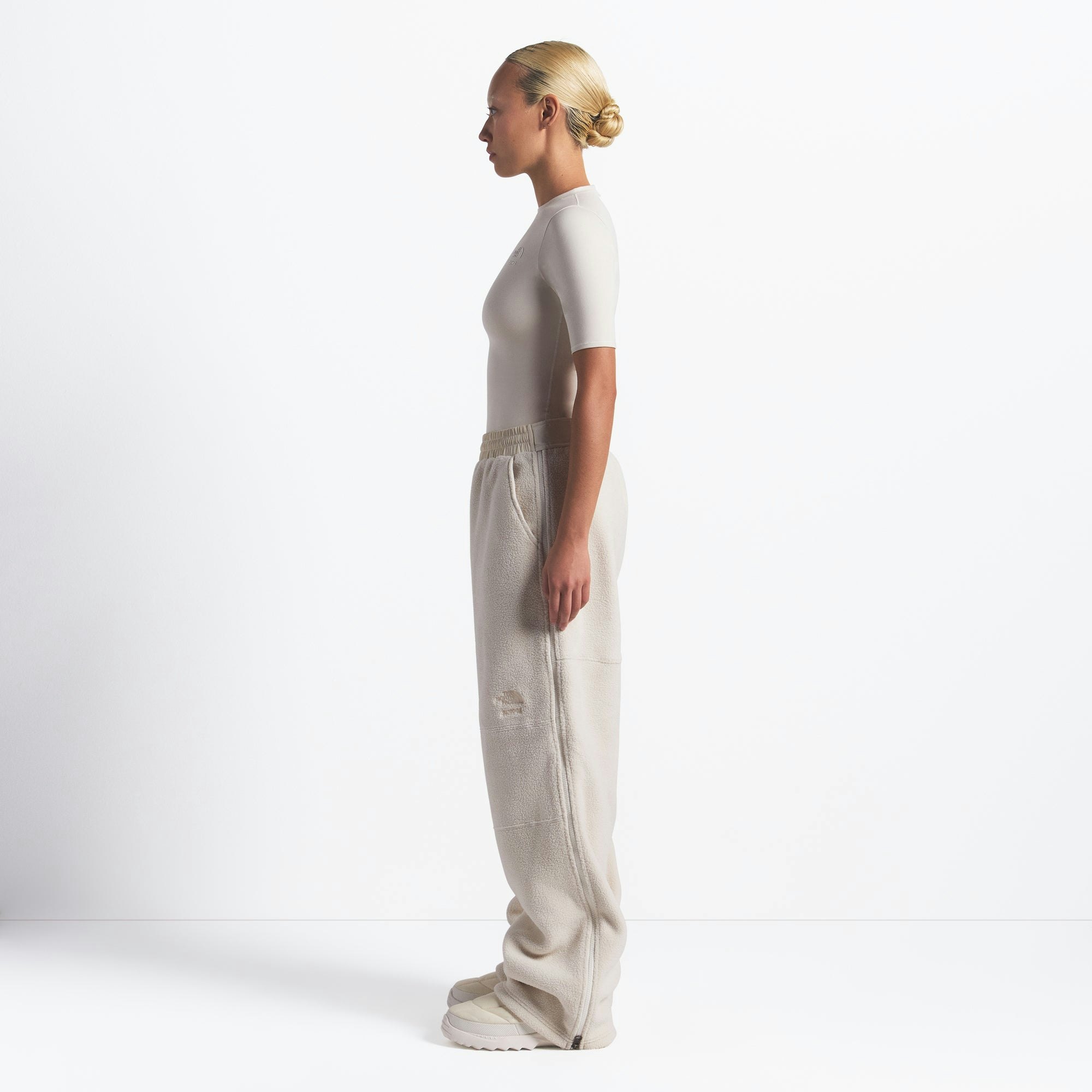 THE NORTH FACE X SKIMS 1995 DENALI FLEECE STRAIGHT LEG PANT | BONE ON A MODEL FRONT VIEW @ | FOCUS: 0.0, 1.0, 0.9