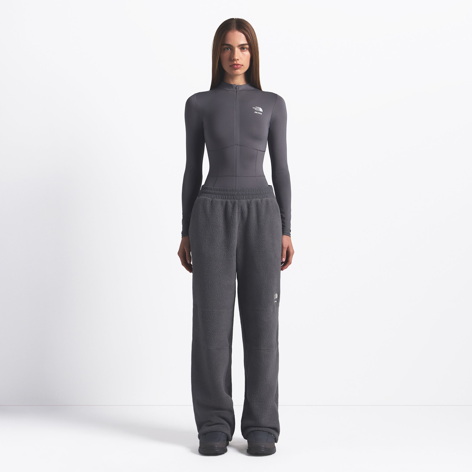 THE NORTH FACE X SKIMS 1995 DENALI FLEECE STRAIGHT LEG PANT | GUNMETAL ON A MODEL FRONT VIEW @ | FOCUS: 0.0, 1.0, 0.9