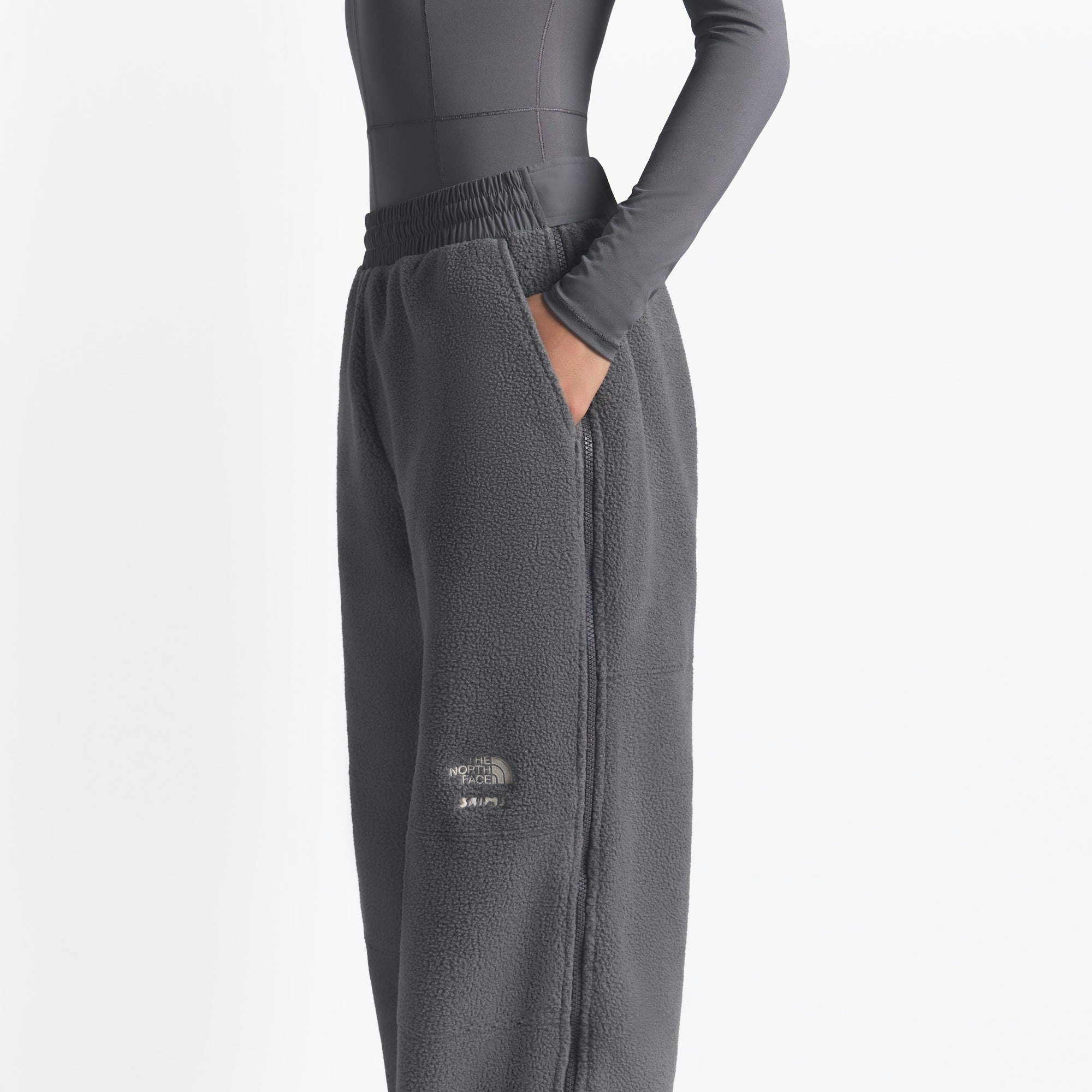 THE NORTH FACE X SKIMS 1995 DENALI FLEECE STRAIGHT LEG PANT | GUNMETAL ON A MODEL FRONT VIEW @ | FOCUS: 0.0, 1.0, 0.9