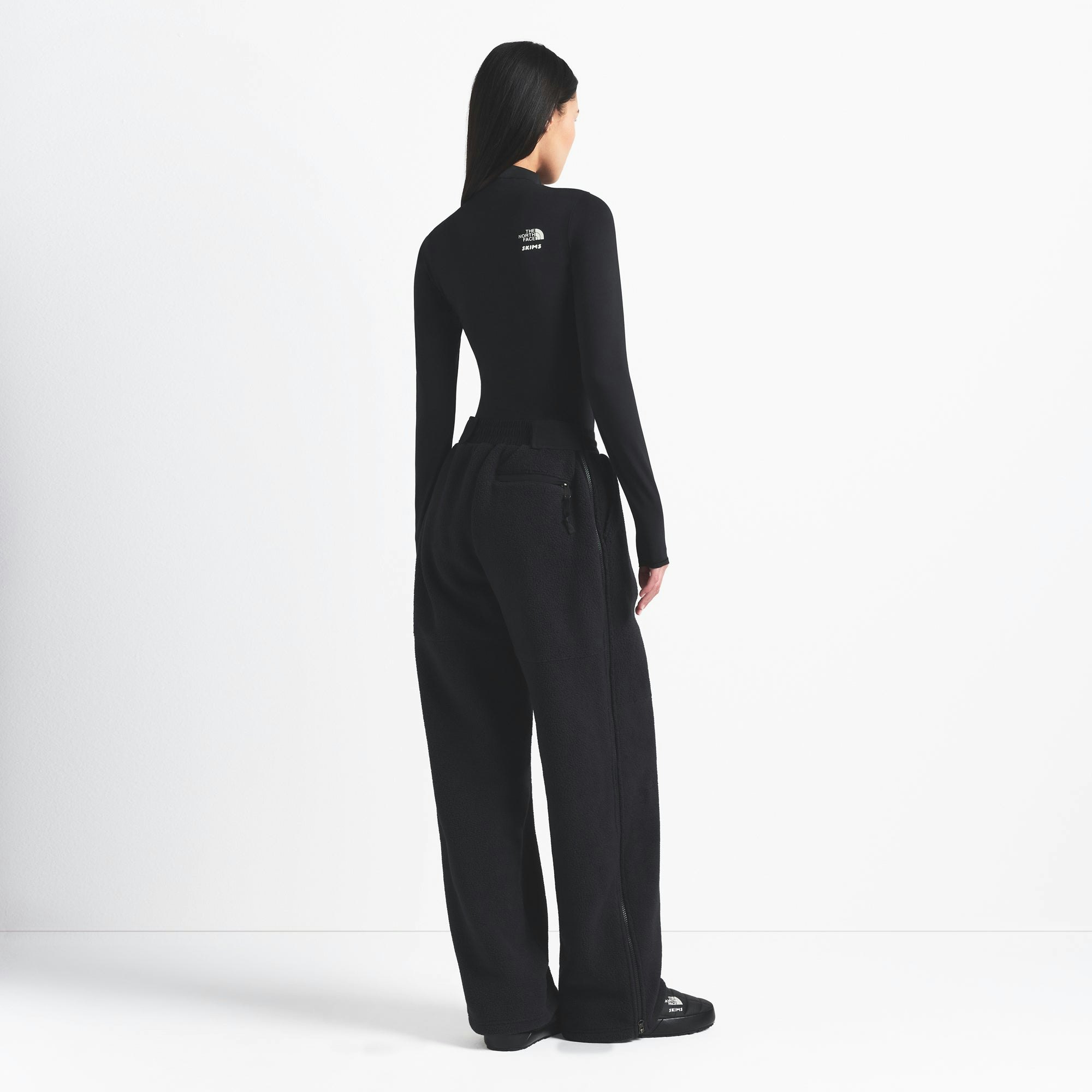THE NORTH FACE X SKIMS 1995 DENALI FLEECE STRAIGHT LEG PANT | ONYX ON A MODEL FRONT VIEW @ | FOCUS: 0.0, 1.0, 0.9