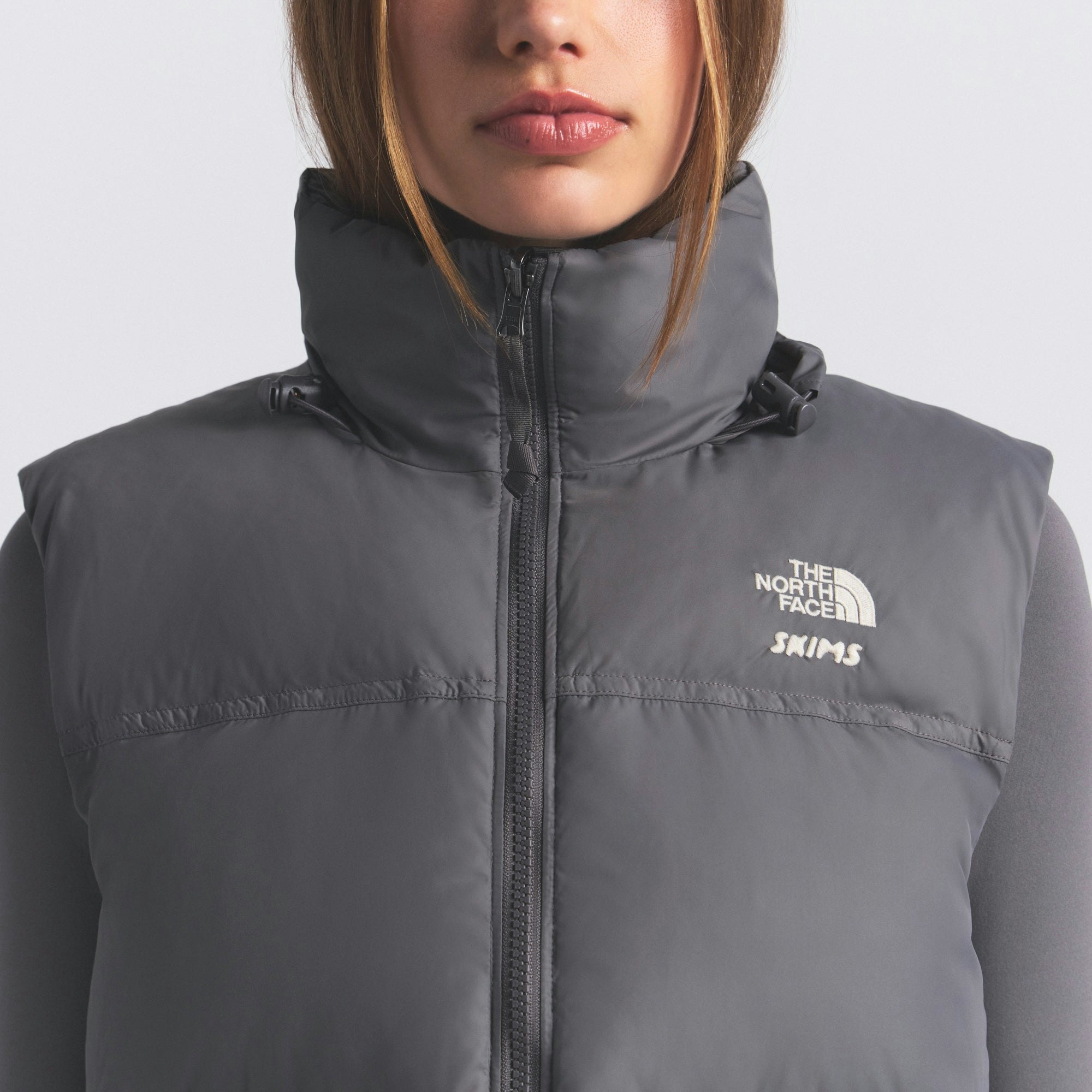 THE NORTH FACE X SKIMS 1996 NUPTSE VEST | GUNMETAL ON A MODEL FRONT VIEW @ | FOCUS: 0.0, 1.0, 0.9