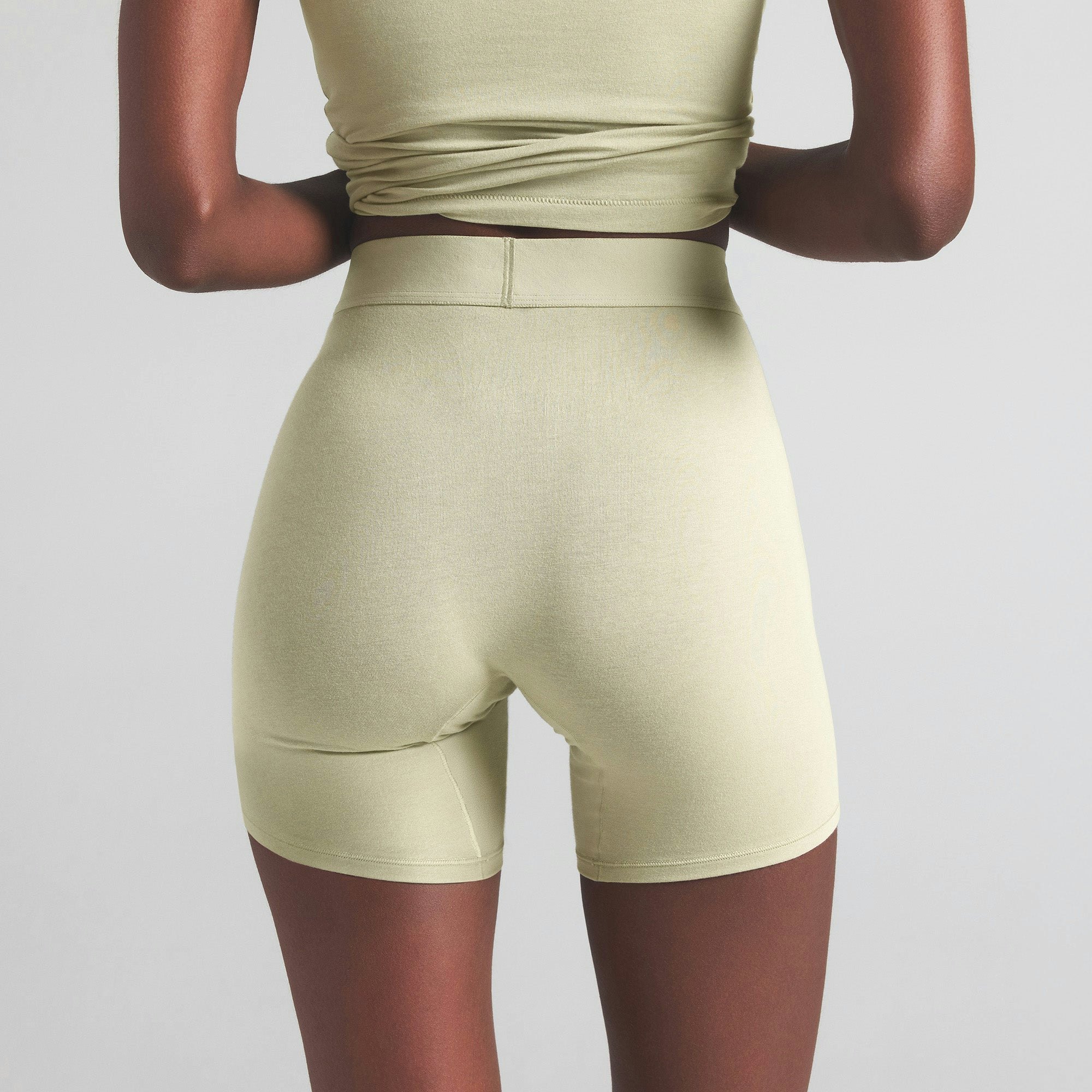 BOYFRIEND BOXER | TALC ON A MODEL BACK VIEW | FOCUS: 0.0, 1.0, 0.9