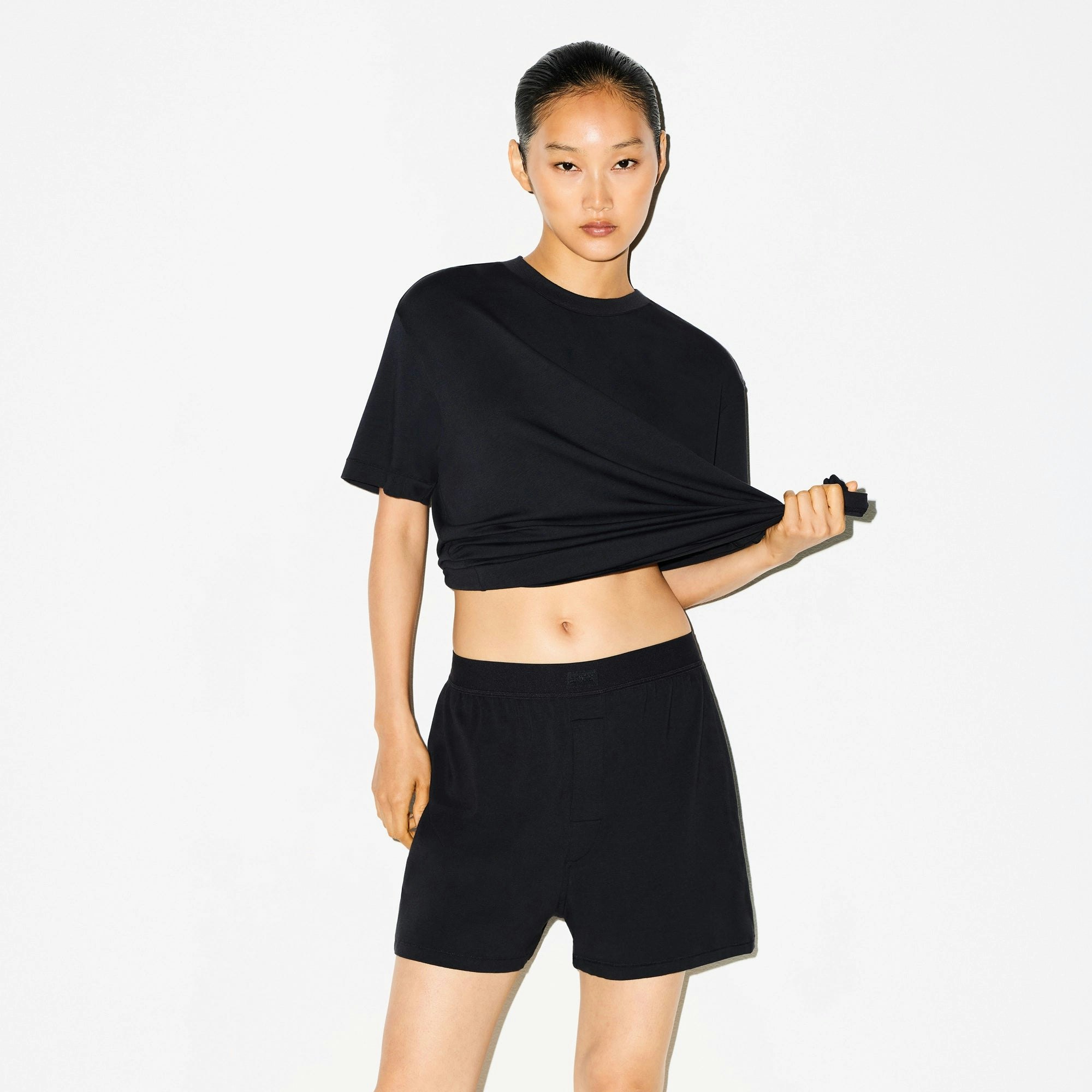 BOYFRIEND LOOSE BOXER | ONYX ON A MODEL SIDE VIEW @ | FOCUS: 0.0, 1.0, 0.9