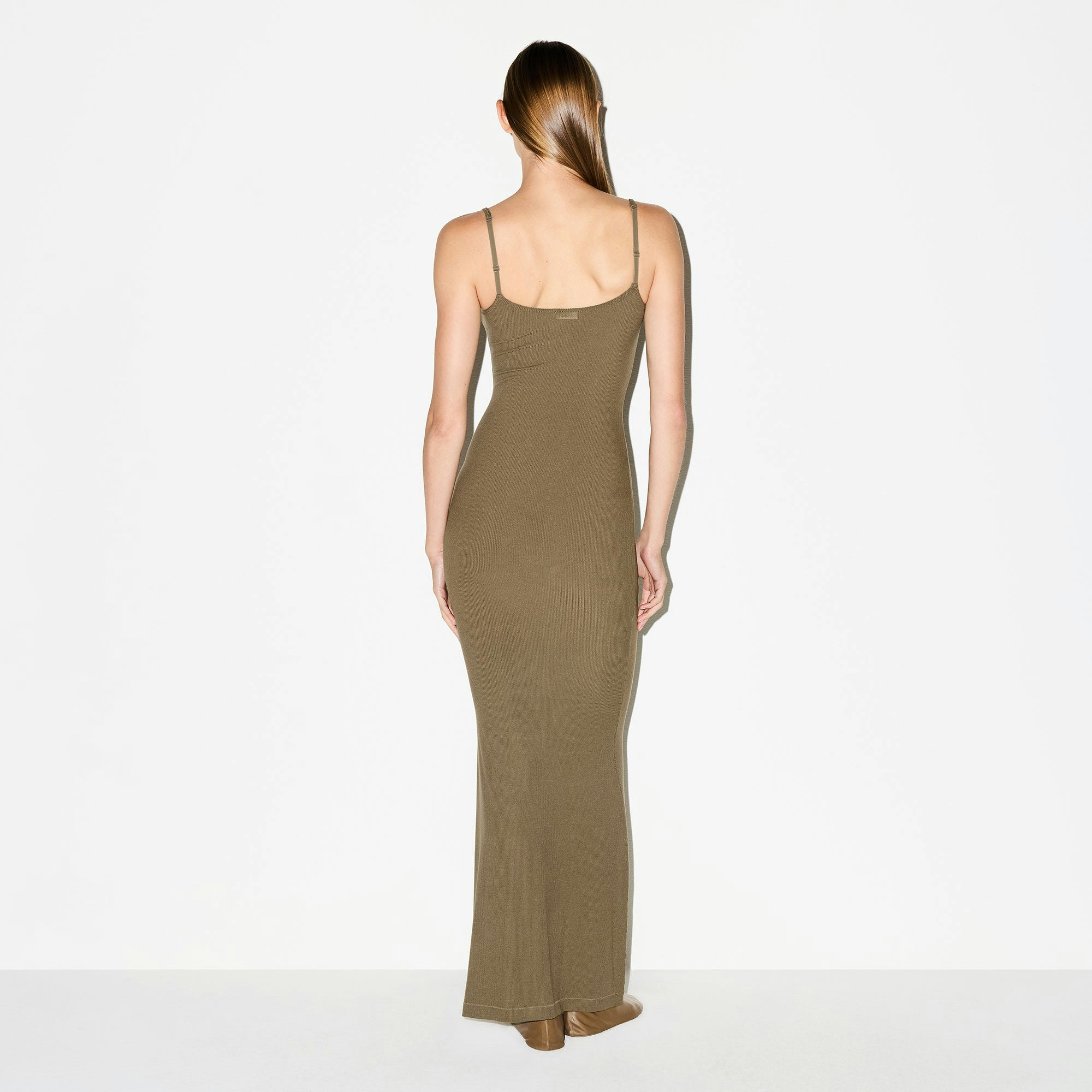 SOFT LOUNGE LONG SLIP DRESS | OAK ON A MODEL BACK VIEW @ | FOCUS: 0.0, 1.0, 0.9