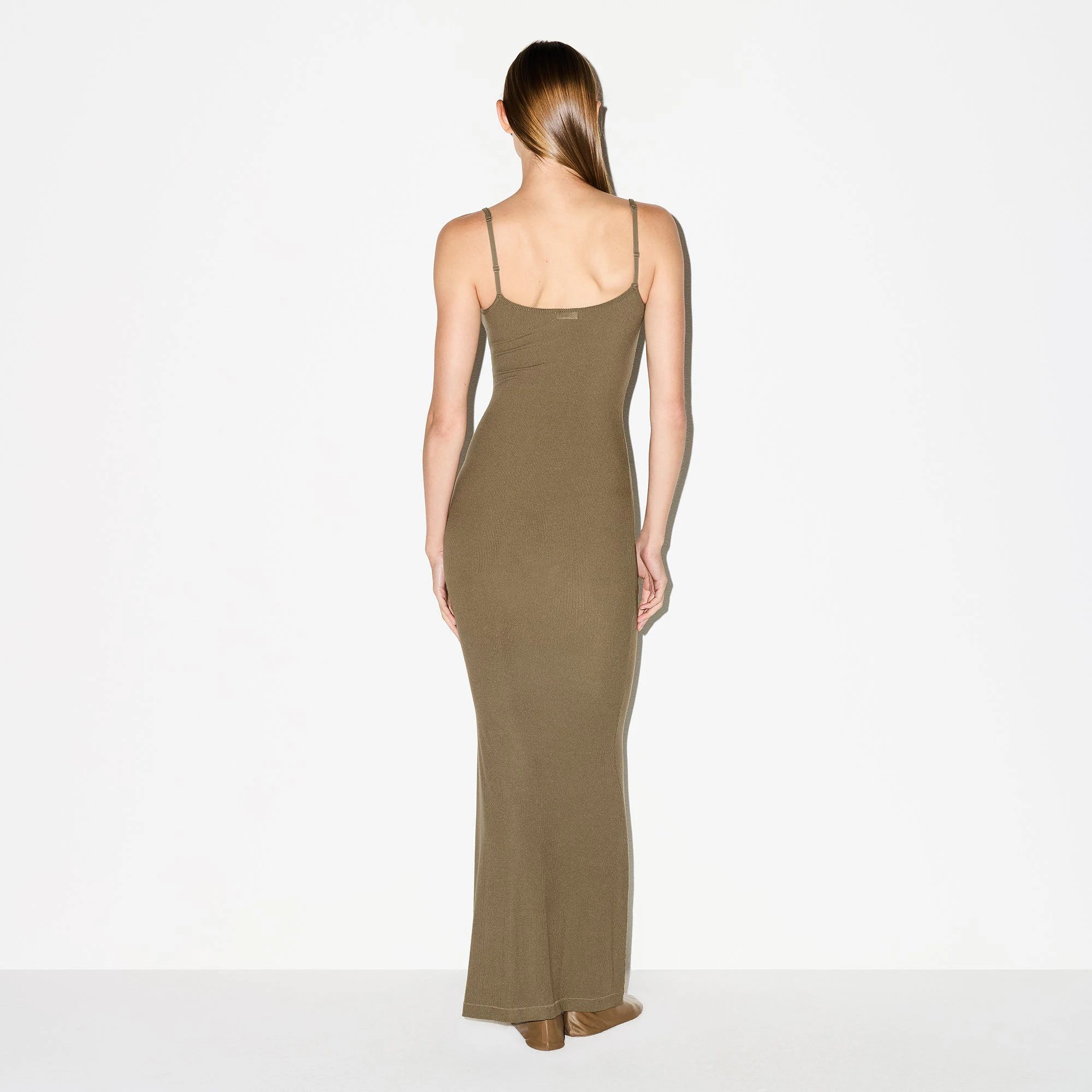 SOFT LOUNGE LONG SLIP DRESS | OAK ON A MODEL BACK VIEW @ | FOCUS: 0.0, 1.0, 0.9