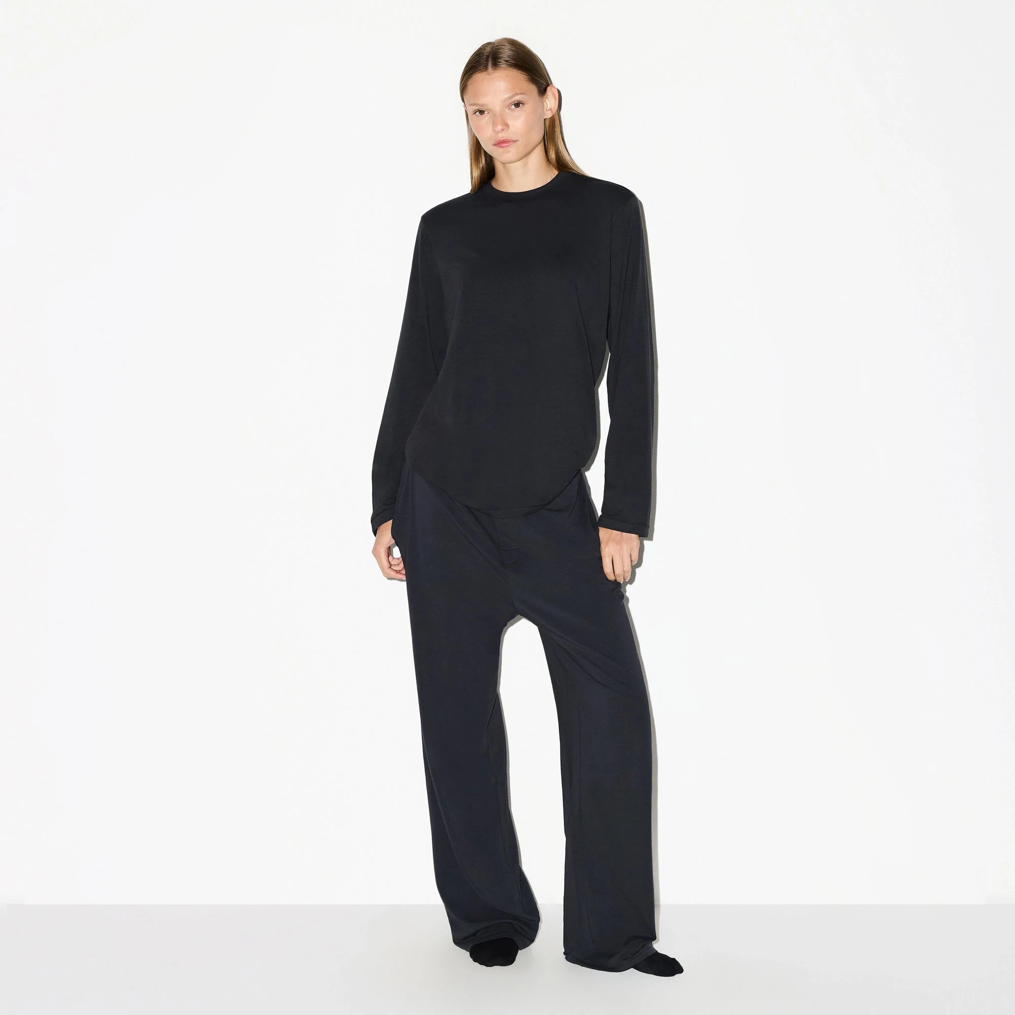 BOYFRIEND LONG SLEEVE T-SHIRT | ONYX ON A MODEL FRONT VIEW @ | FOCUS: 0.0, 1.0, 0.9