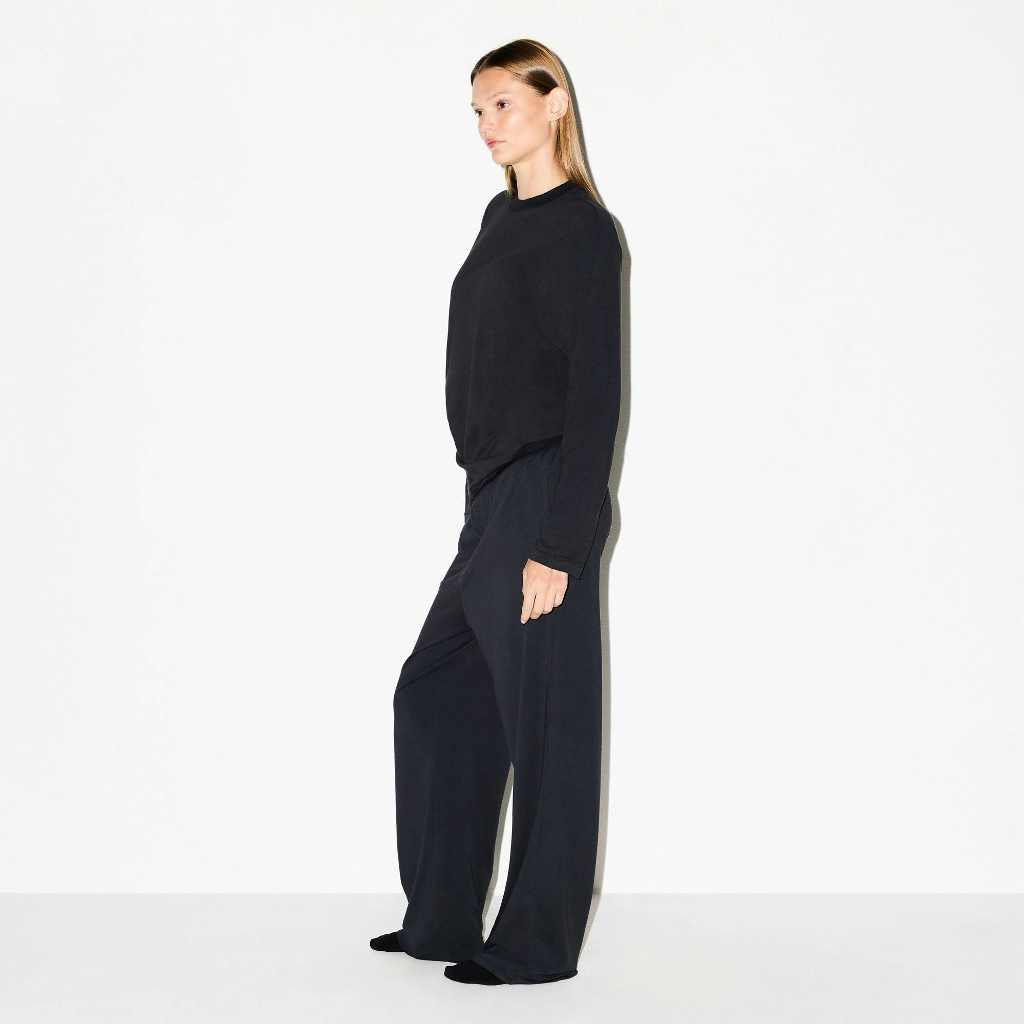 BOYFRIEND LONG SLEEVE T-SHIRT | ONYX ON A MODEL FRONT VIEW @ | FOCUS: 0.0, 1.0, 0.9