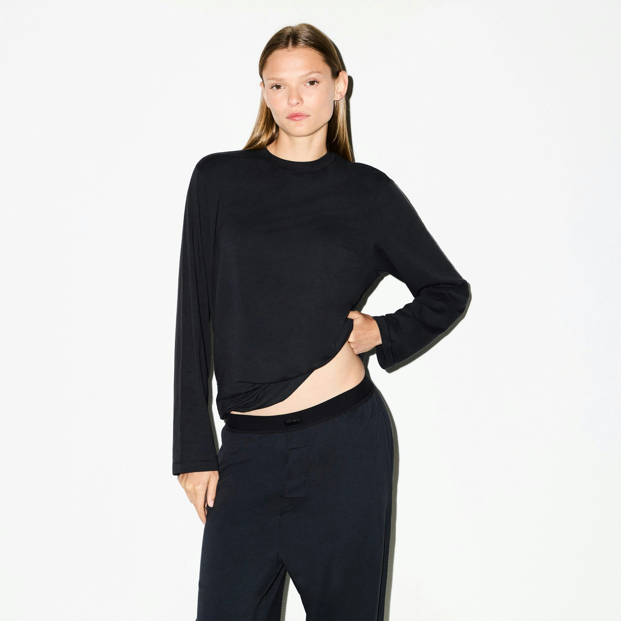 BOYFRIEND LONG SLEEVE T-SHIRT | ONYX ON A MODEL SIDE VIEW @ | FOCUS: 0.0, 1.0, 0.9