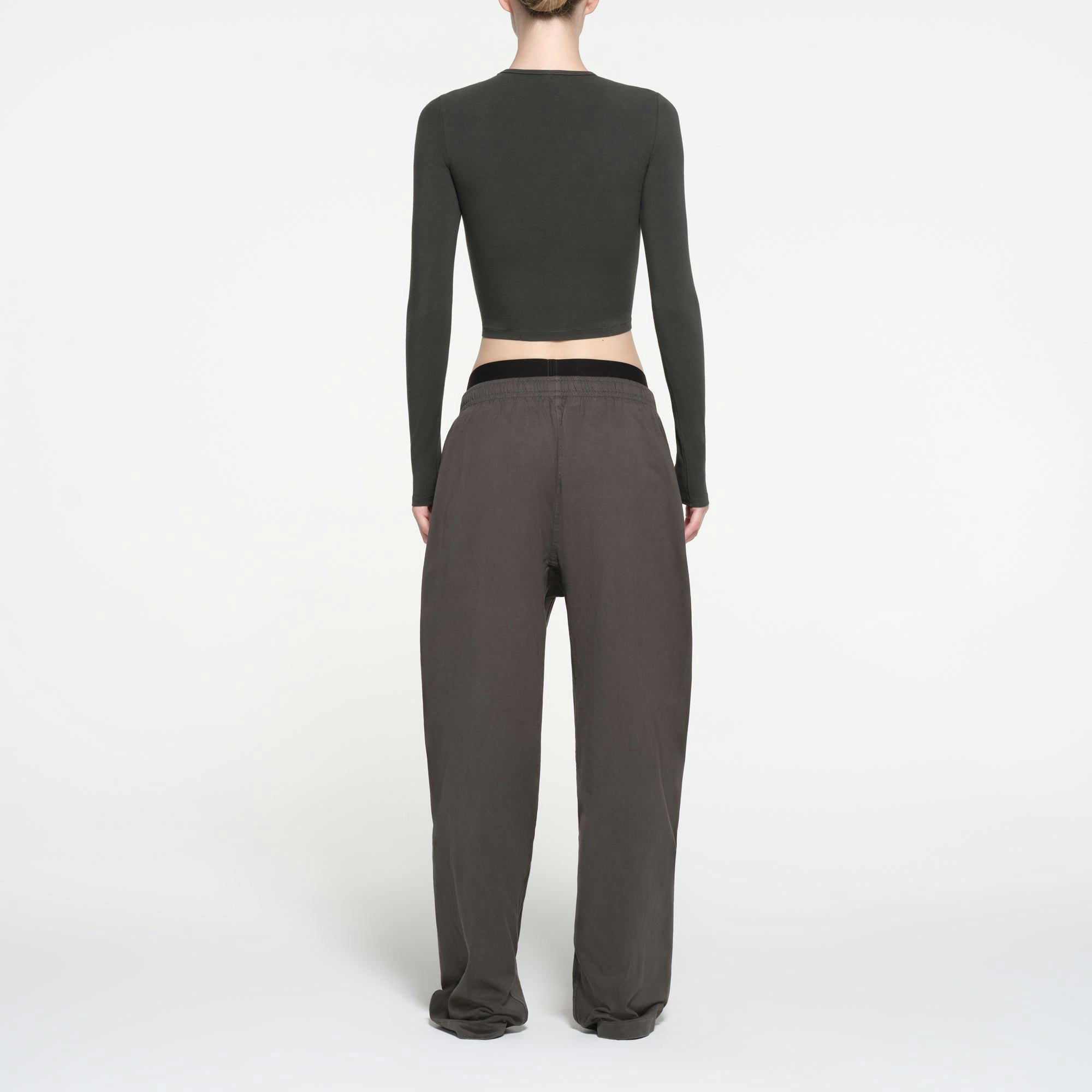 NEW VINTAGE CROPPED LONG SLEEVE T-SHIRT | WASHED ONYX ON A MODEL BACK VIEW