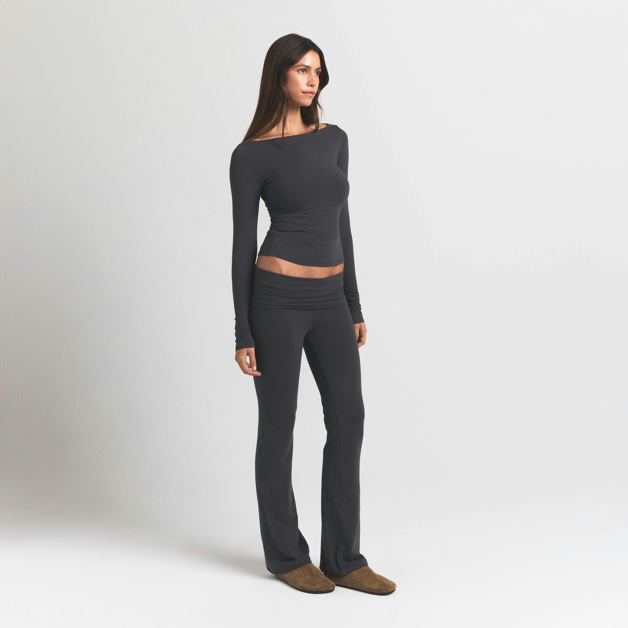 COTTON JERSEY FOLDOVER PANT | ASH ON A MODEL SIDE VIEW S | FOCUS: 0.0, 1.0, 0.9