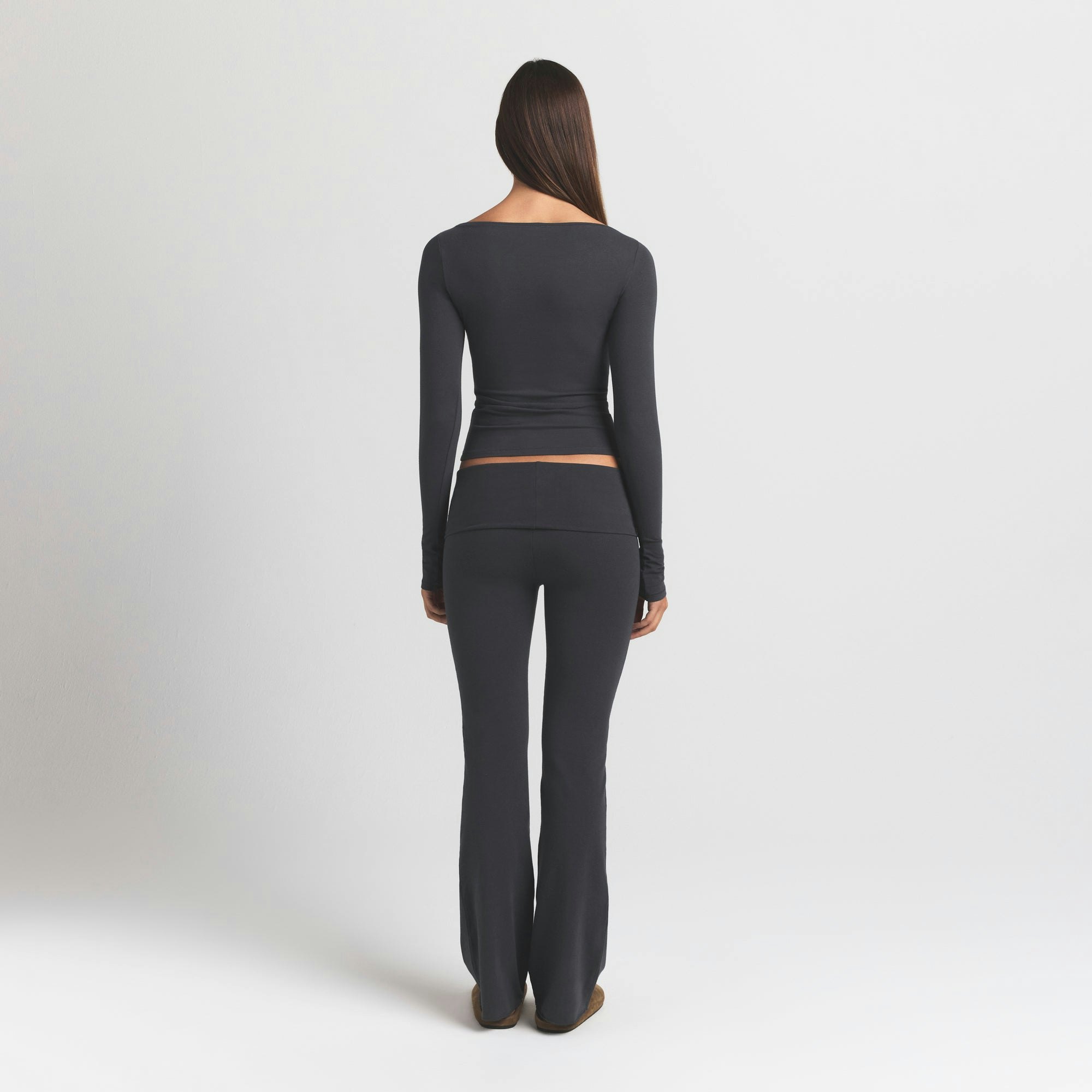 COTTON JERSEY FOLDOVER PANT | ASH ON A MODEL BACK VIEW S | FOCUS: 0.0, 1.0, 0.9