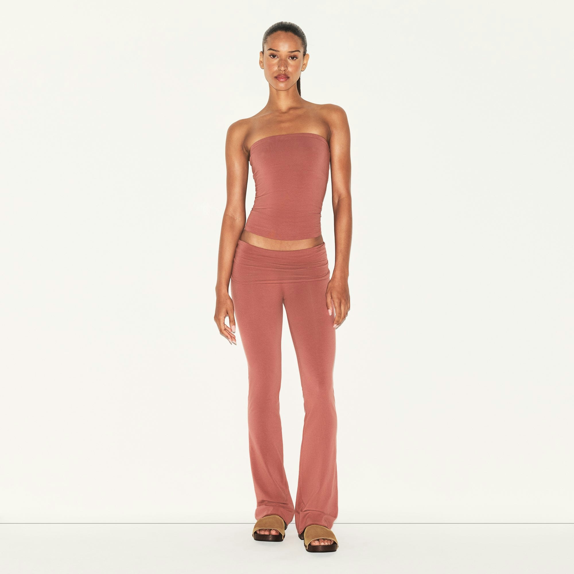 COTTON JERSEY FOLDOVER PANT | REDWOOD ON A MODEL FRONT VIEW | FOCUS: 0.0, 1.0, 0.9