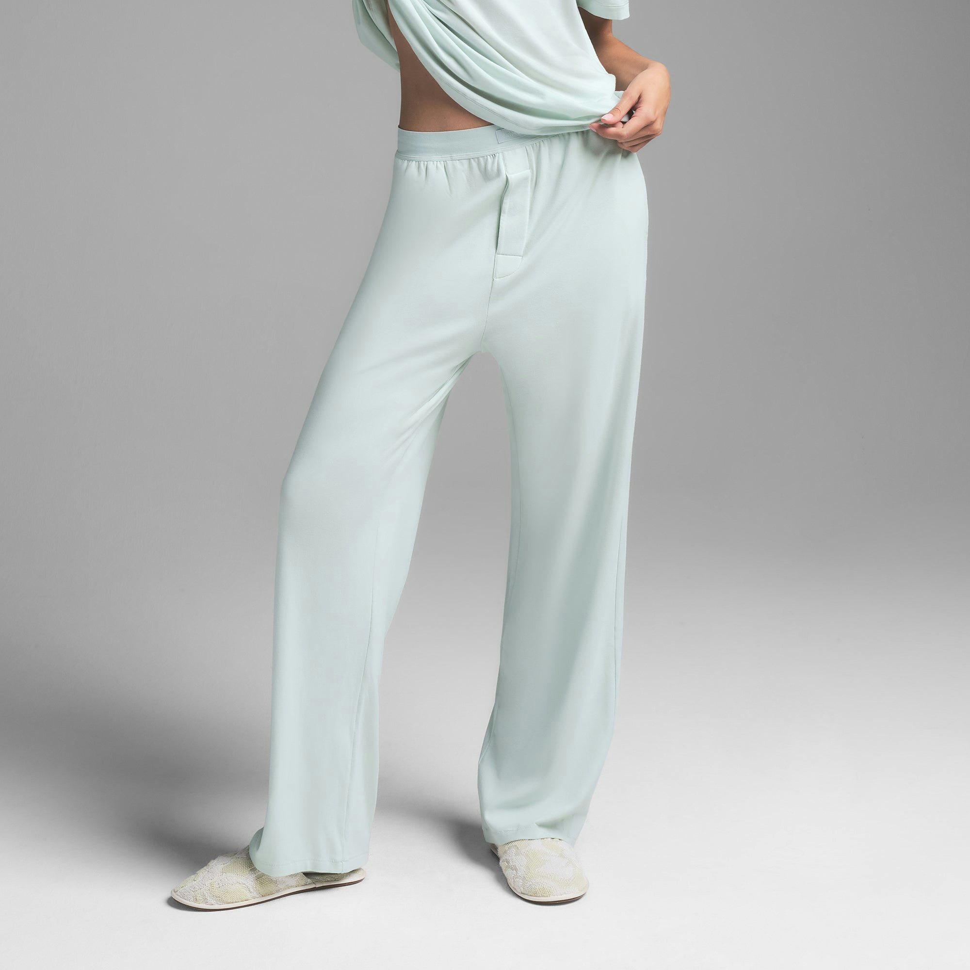 BOYFRIEND LOOSE PANT | FROST ON A MODEL SIDE VIEW