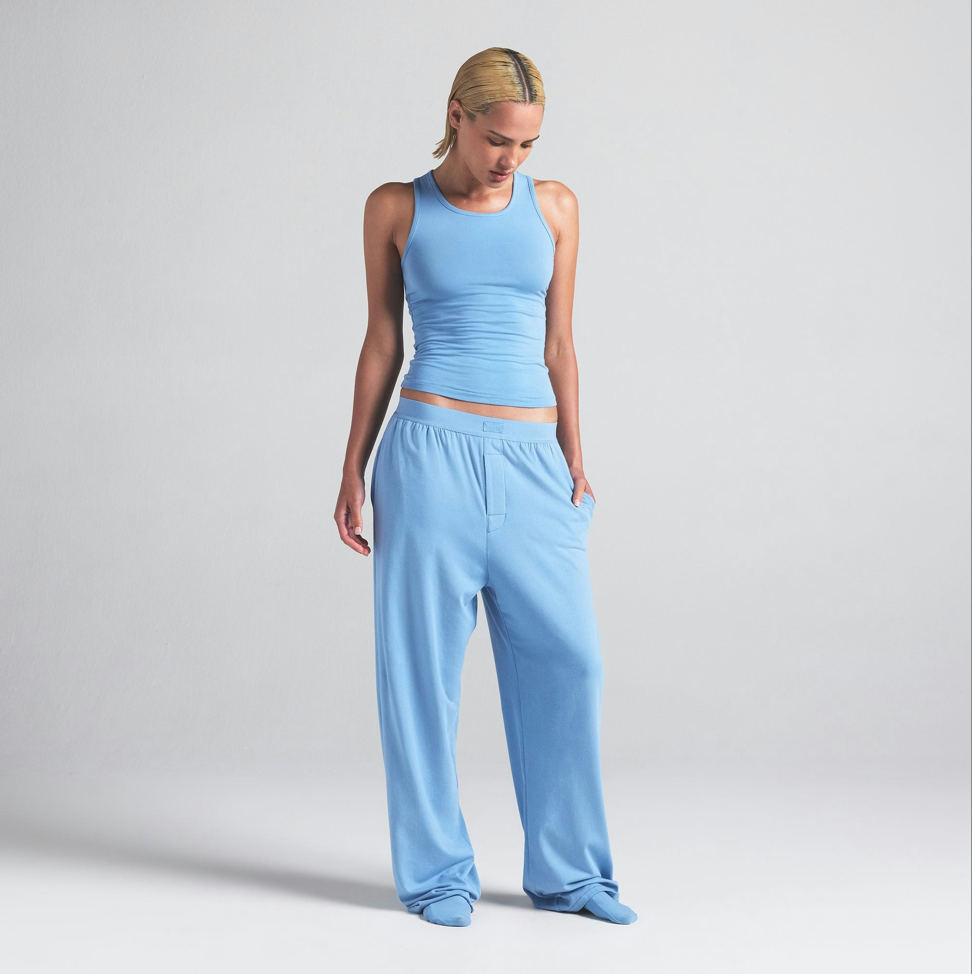 BOYFRIEND LOOSE PANT | MARINA ON A MODEL SIDE VIEW | FOCUS: 0.0, 1.0, 0.9