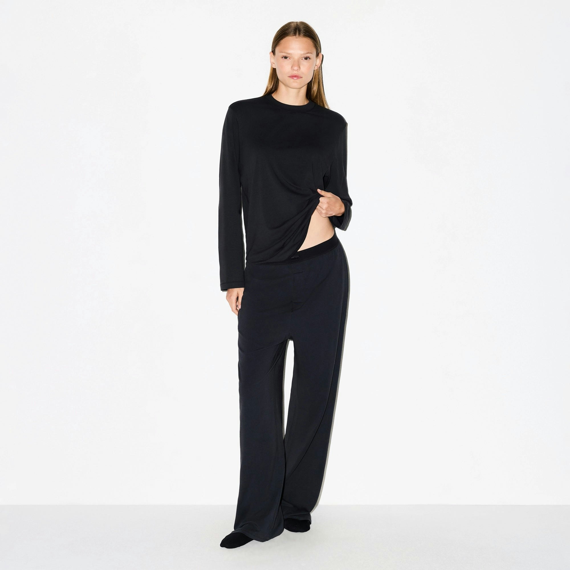 BOYFRIEND LOOSE PANT | ONYX ON A MODEL FRONT VIEW @ | FOCUS: 0.0, 1.0, 0.9