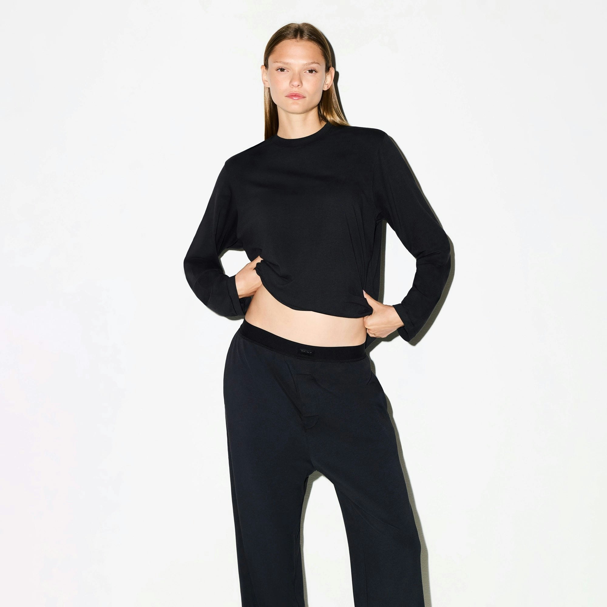 BOYFRIEND LOOSE PANT | ONYX ON A MODEL SIDE VIEW @ | FOCUS: 0.0, 1.0, 0.9