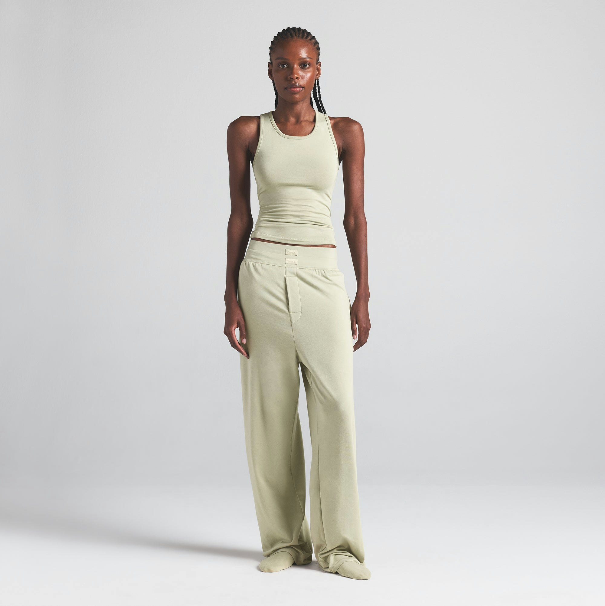 BOYFRIEND LOOSE PANT | TALC ON A MODEL FRONT VIEW | FOCUS: 0.0, 1.0, 0.9