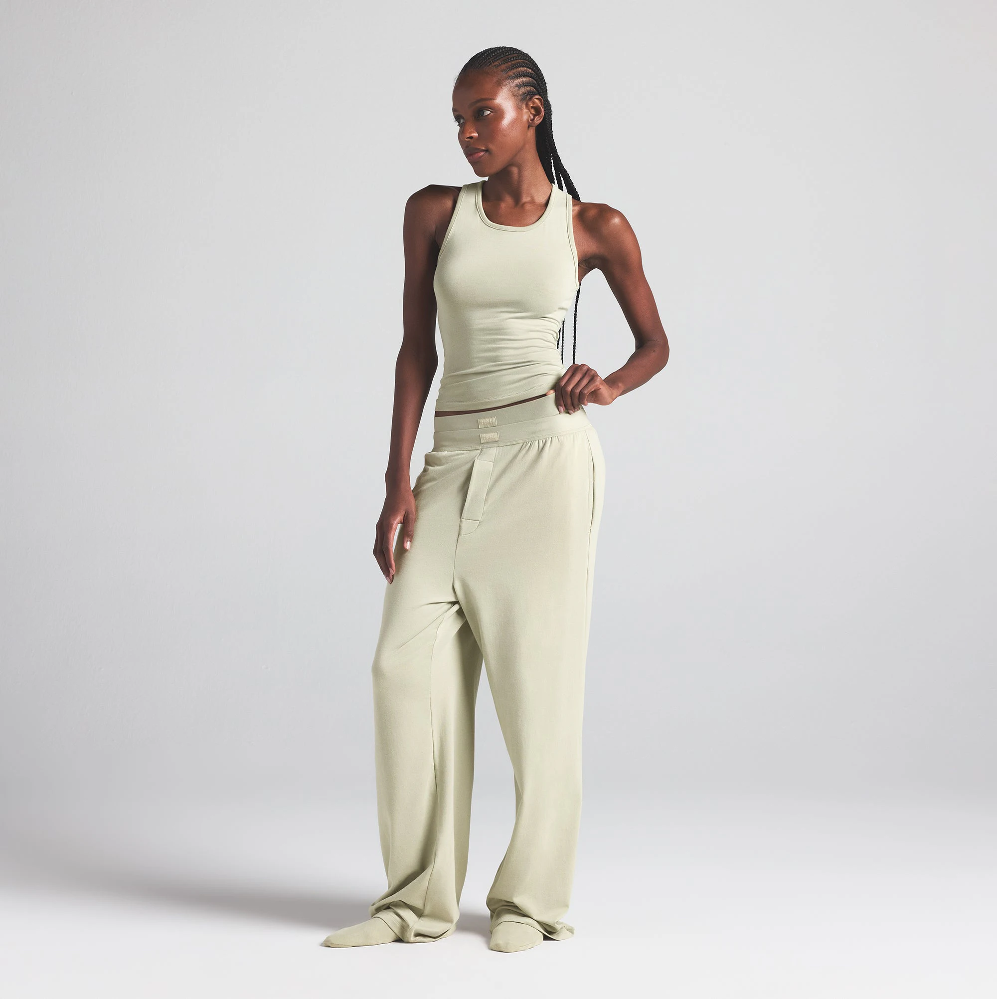 BOYFRIEND LOOSE PANT | TALC ON A MODEL FRONT VIEW | FOCUS: 0.0, 1.0, 0.9