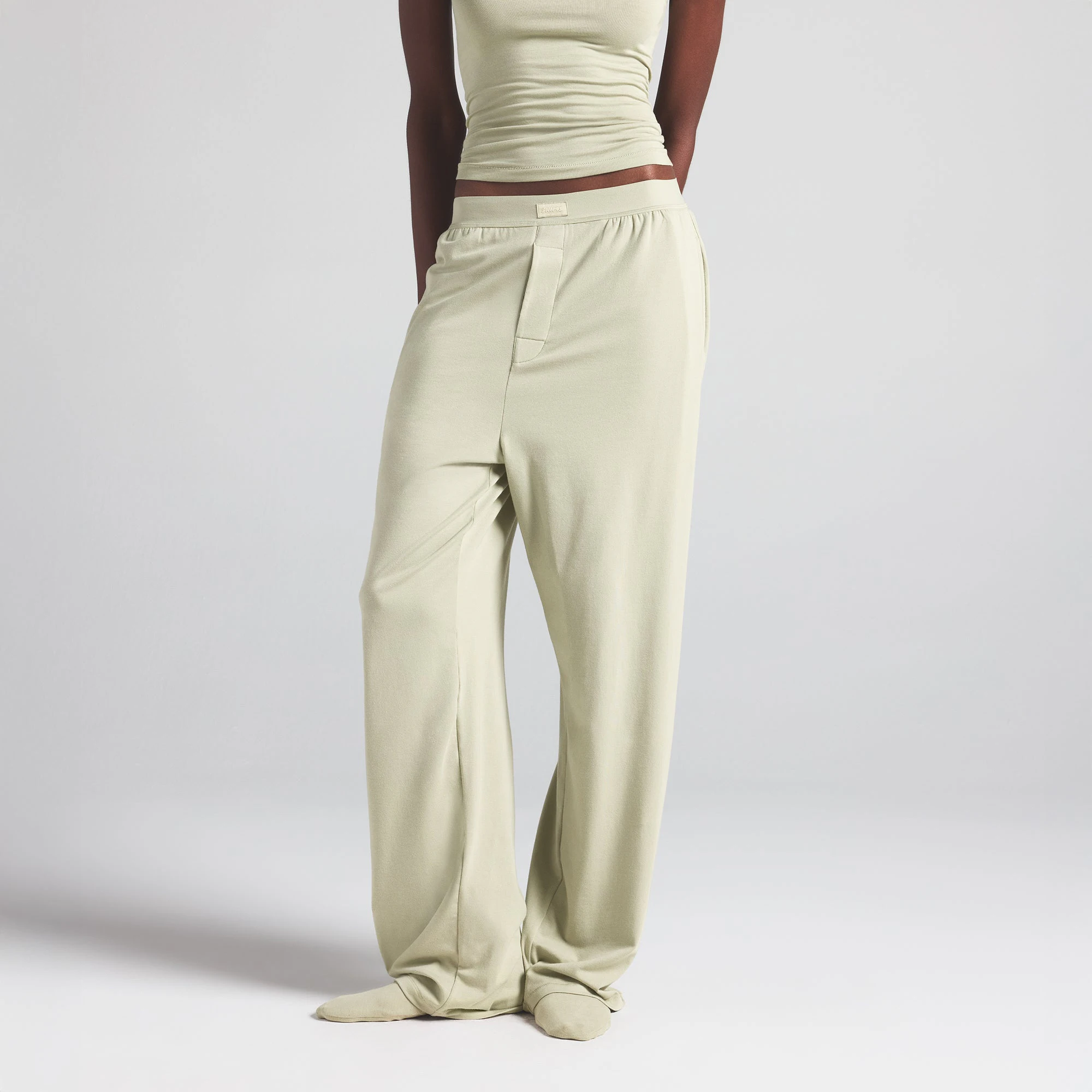 BOYFRIEND LOOSE PANT | TALC ON A MODEL FRONT VIEW | FOCUS: 0.0, 1.0, 0.9