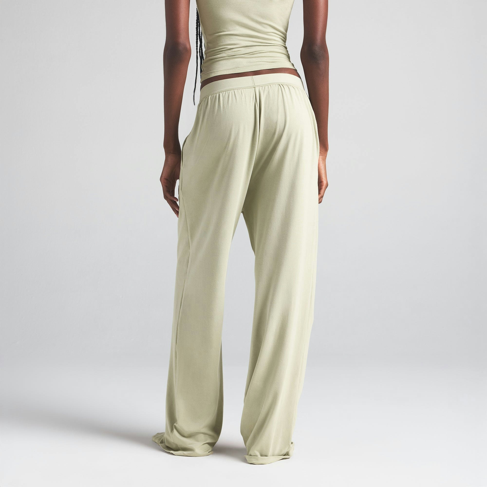 BOYFRIEND LOOSE PANT | TALC ON A MODEL BACK VIEW | FOCUS: 0.0, 1.0, 0.9