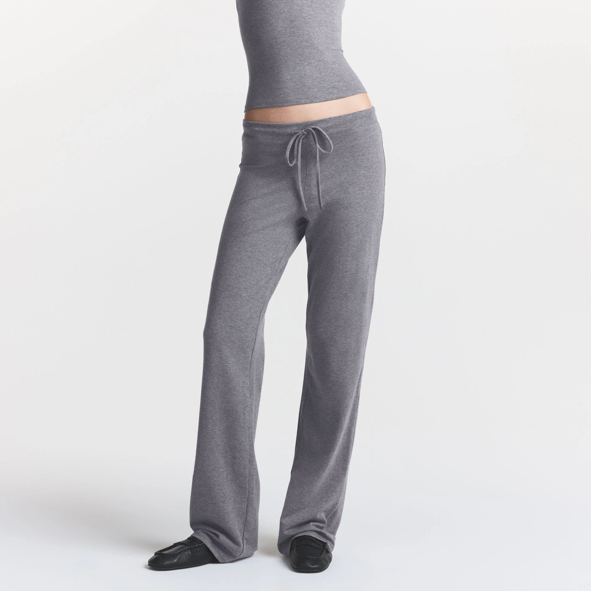 COTTON JERSEY STRAIGHT LEG PANT | DARK HEATHER GREY ON A MODEL FRONT VIEW @ | FOCUS: 0.0, 1.0, 0.9