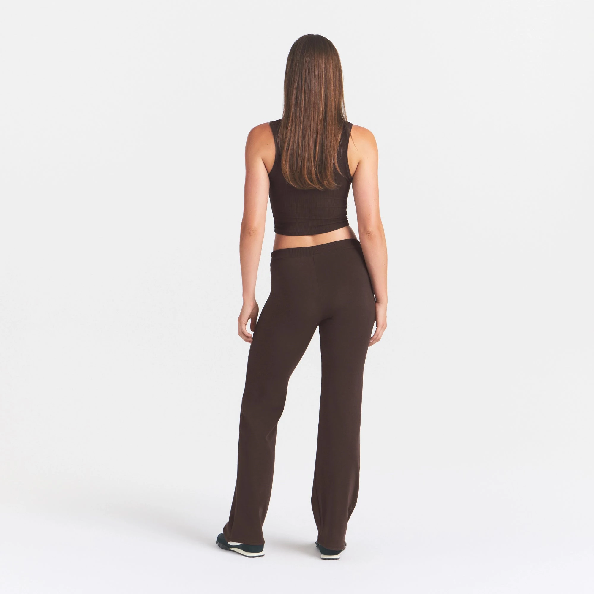 COTTON JERSEY STRAIGHT LEG PANT | ESPRESSO ON A MODEL BACK VIEW @ | FOCUS: 0.0, 1.0, 0.9