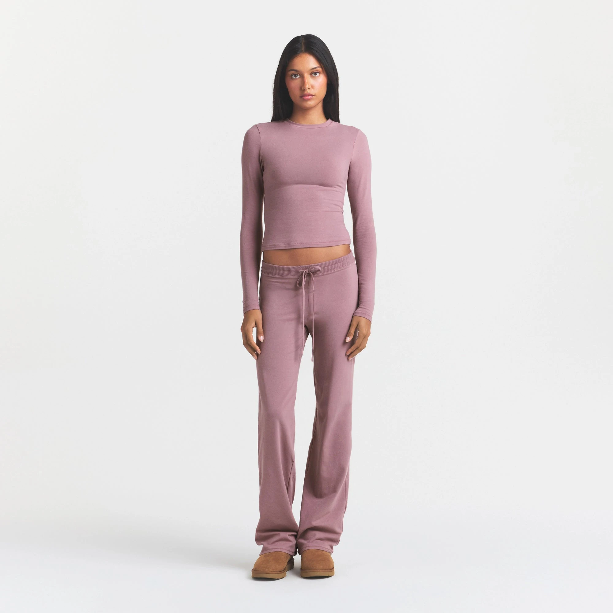 COTTON JERSEY STRAIGHT LEG PANT | MUTED MAUVE ON A MODEL FRONT VIEW @ | FOCUS: 0.0, 1.0, 0.9