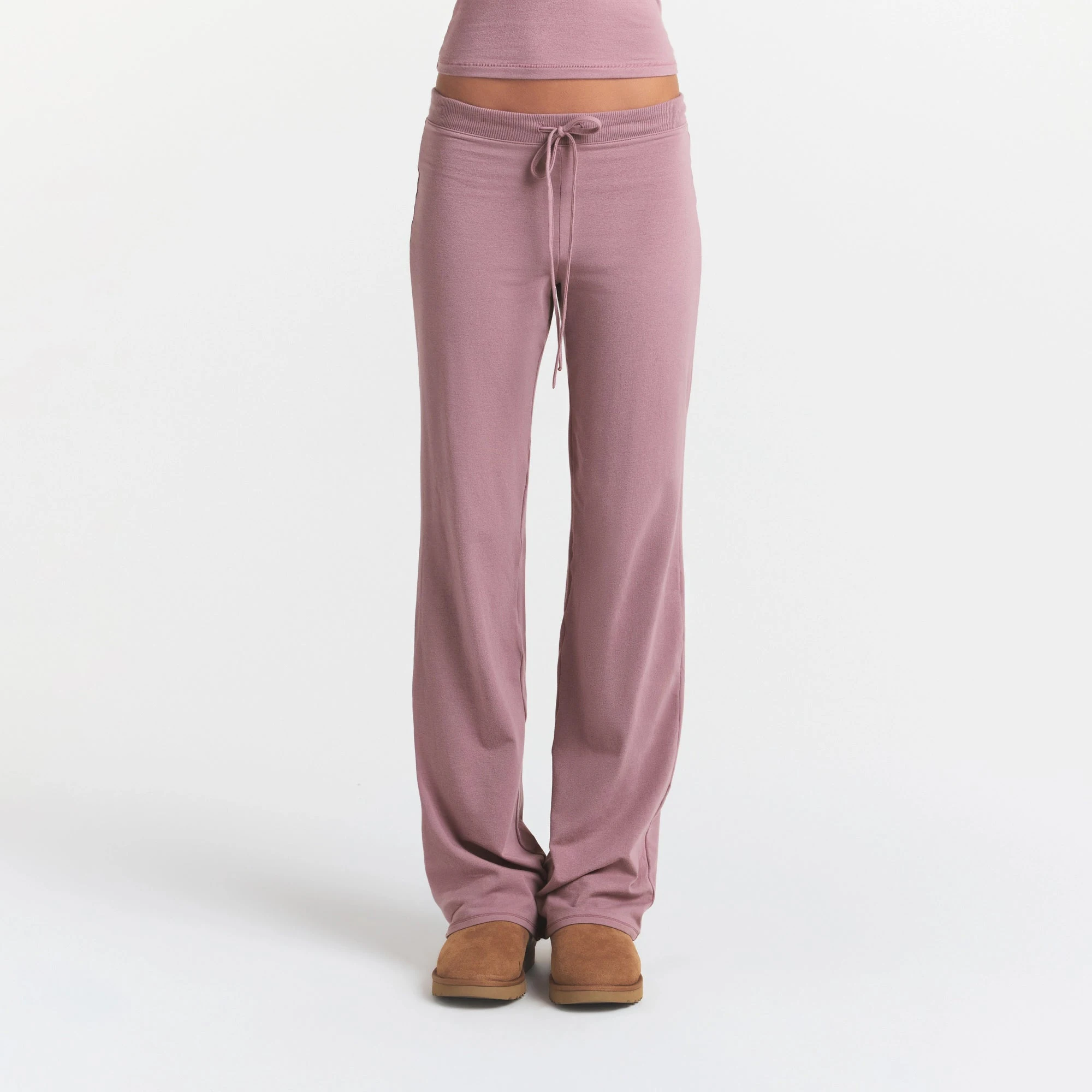 COTTON JERSEY STRAIGHT LEG PANT | MUTED MAUVE ON A MODEL FRONT VIEW @ | FOCUS: 0.0, 1.0, 0.9